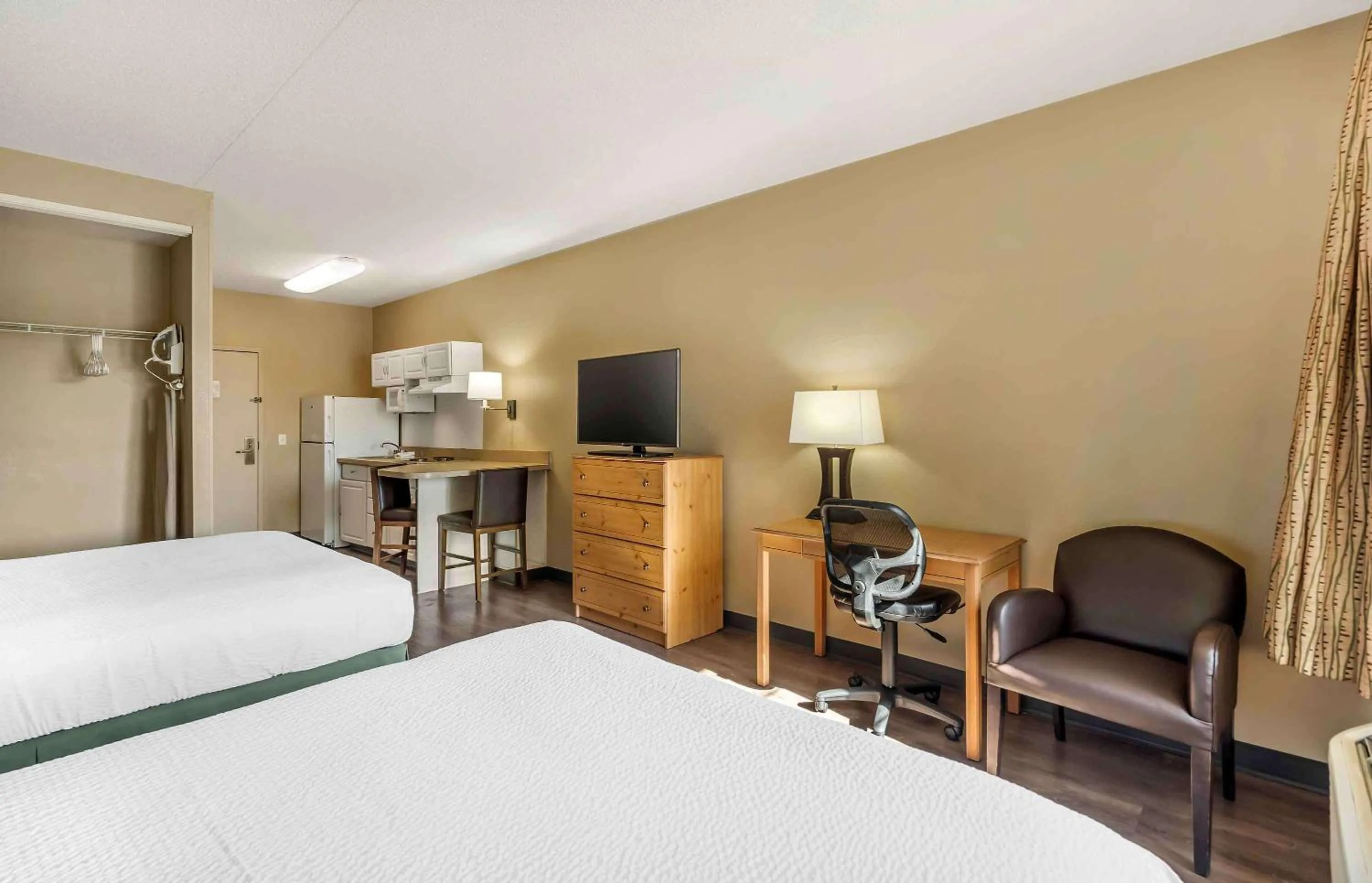 Bedroom, Bed in Extended Stay America Select Suites - Chicago - Vernon Hills - Lincolnshire
