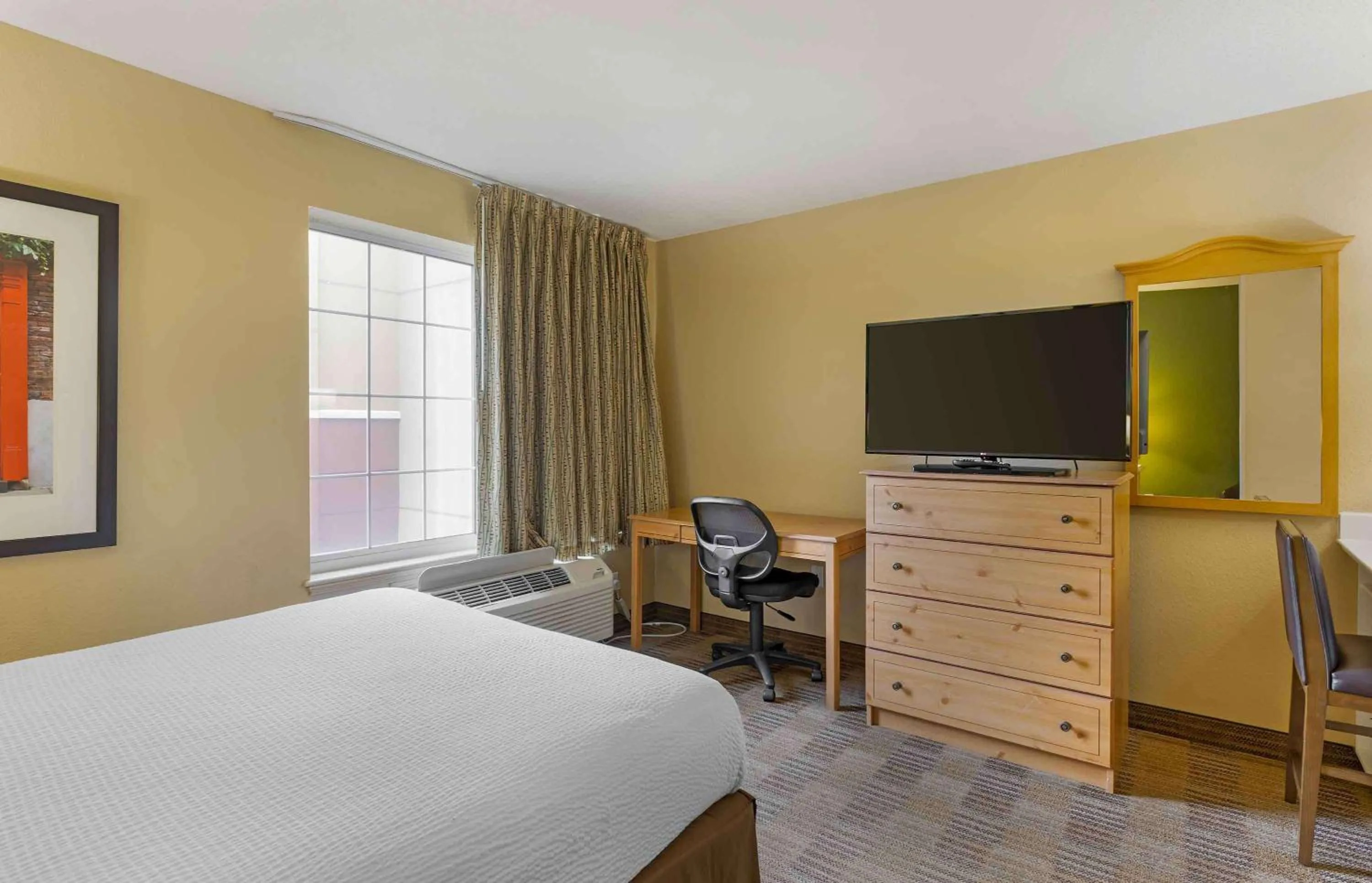 Bedroom, Bed in Extended Stay America Select Suites - Chicago - Vernon Hills - Lincolnshire