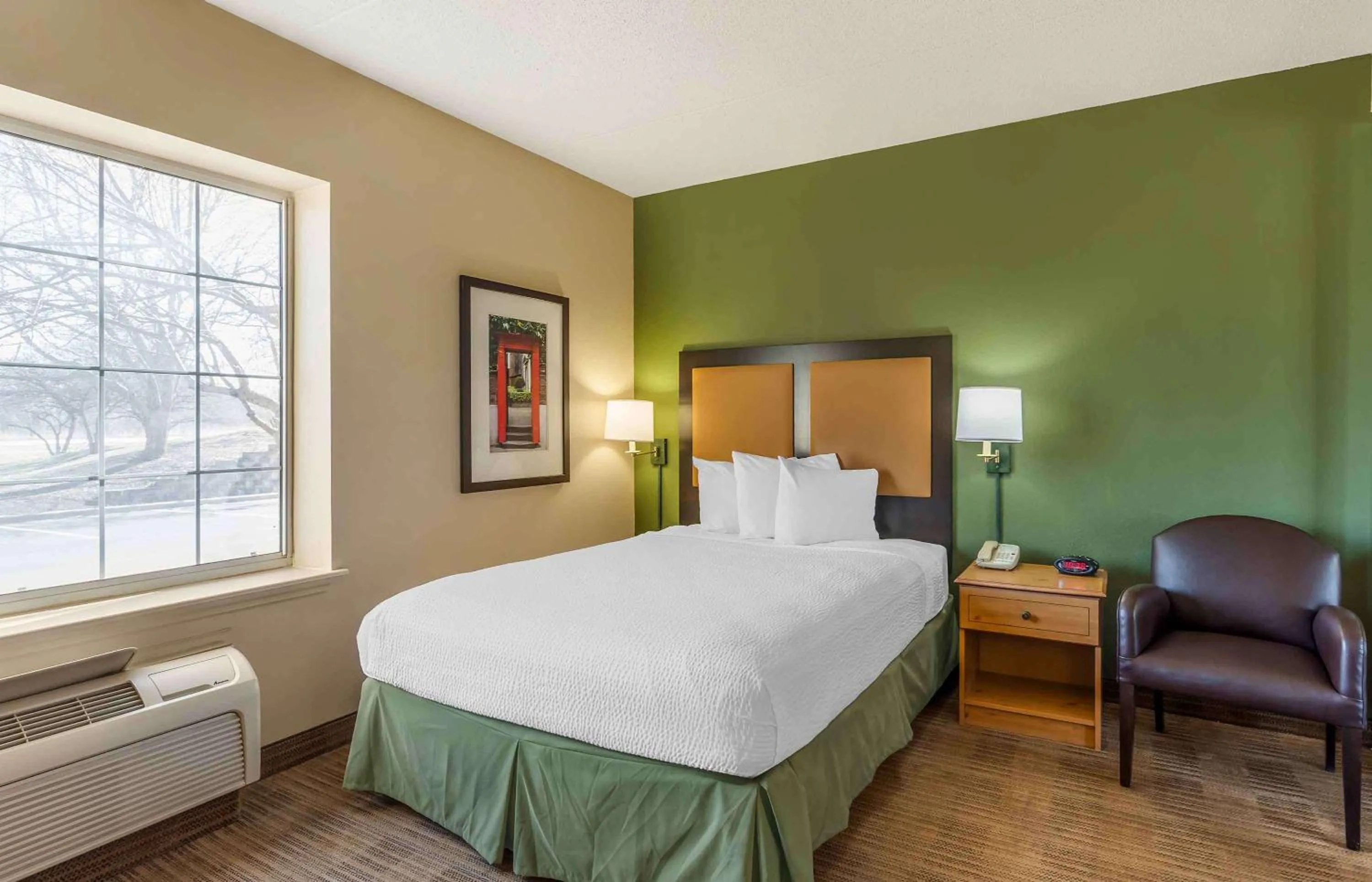 Bedroom, Bed in Extended Stay America Select Suites - Chicago - Vernon Hills - Lincolnshire