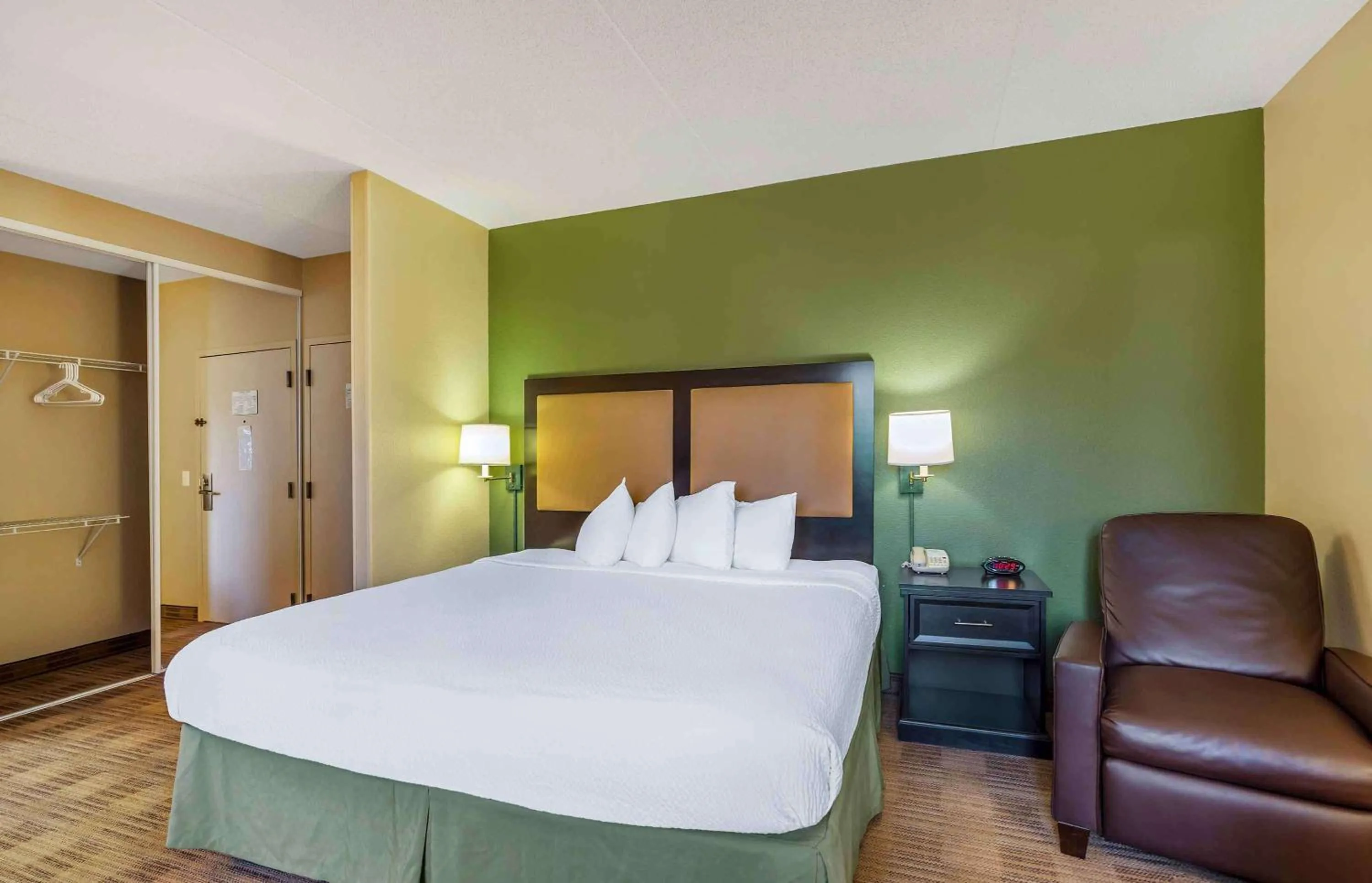 Bedroom, Bed in Extended Stay America Select Suites - Chicago - Vernon Hills - Lincolnshire