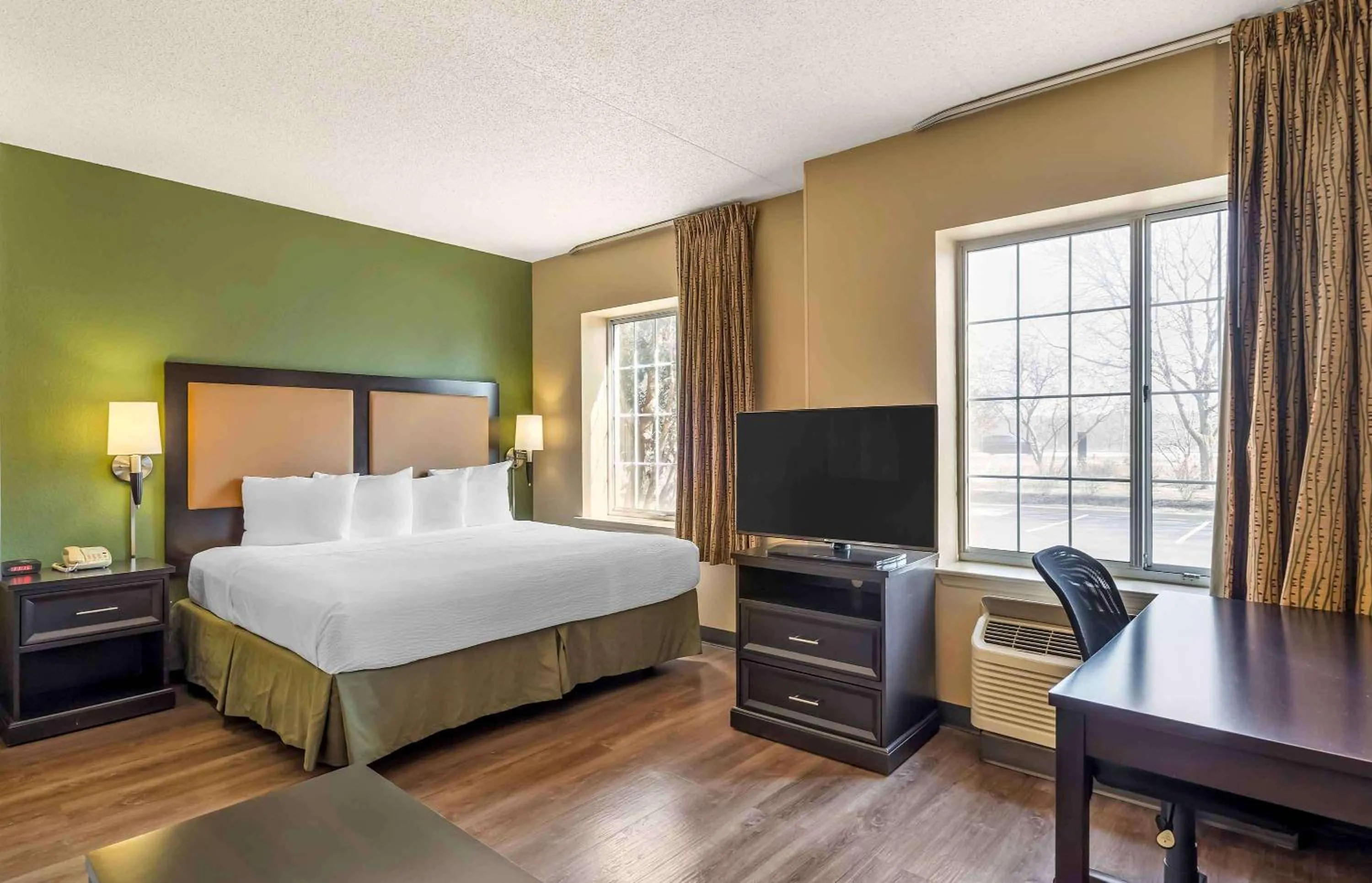 Bedroom, Bed in Extended Stay America Select Suites - Chicago - Vernon Hills - Lincolnshire