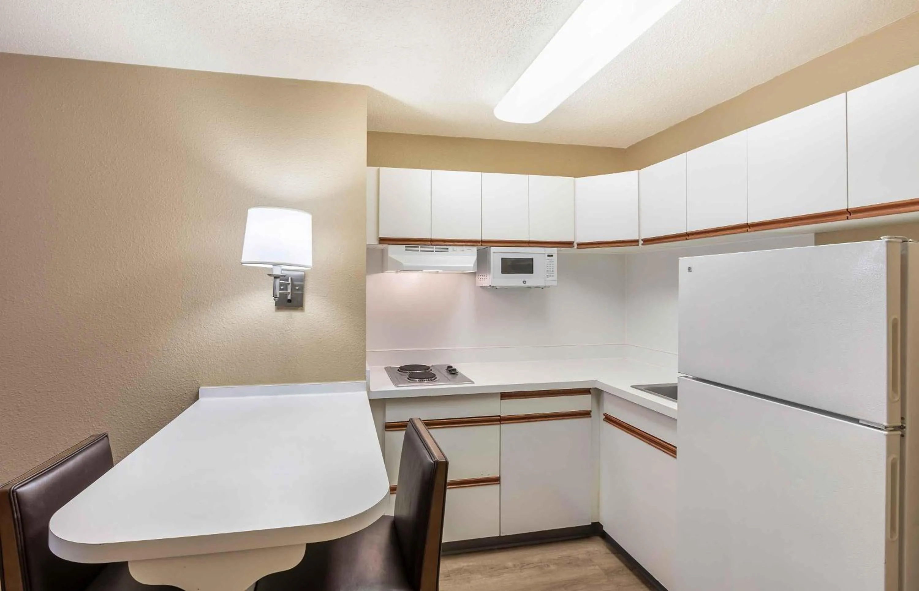 Kitchen or kitchenette in Extended Stay America Suites - Milwaukee - Brookfield