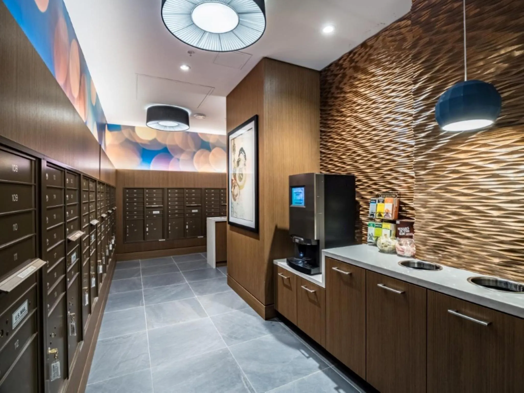 Food and drinks in Bluebird Suites Near Chevy Chase