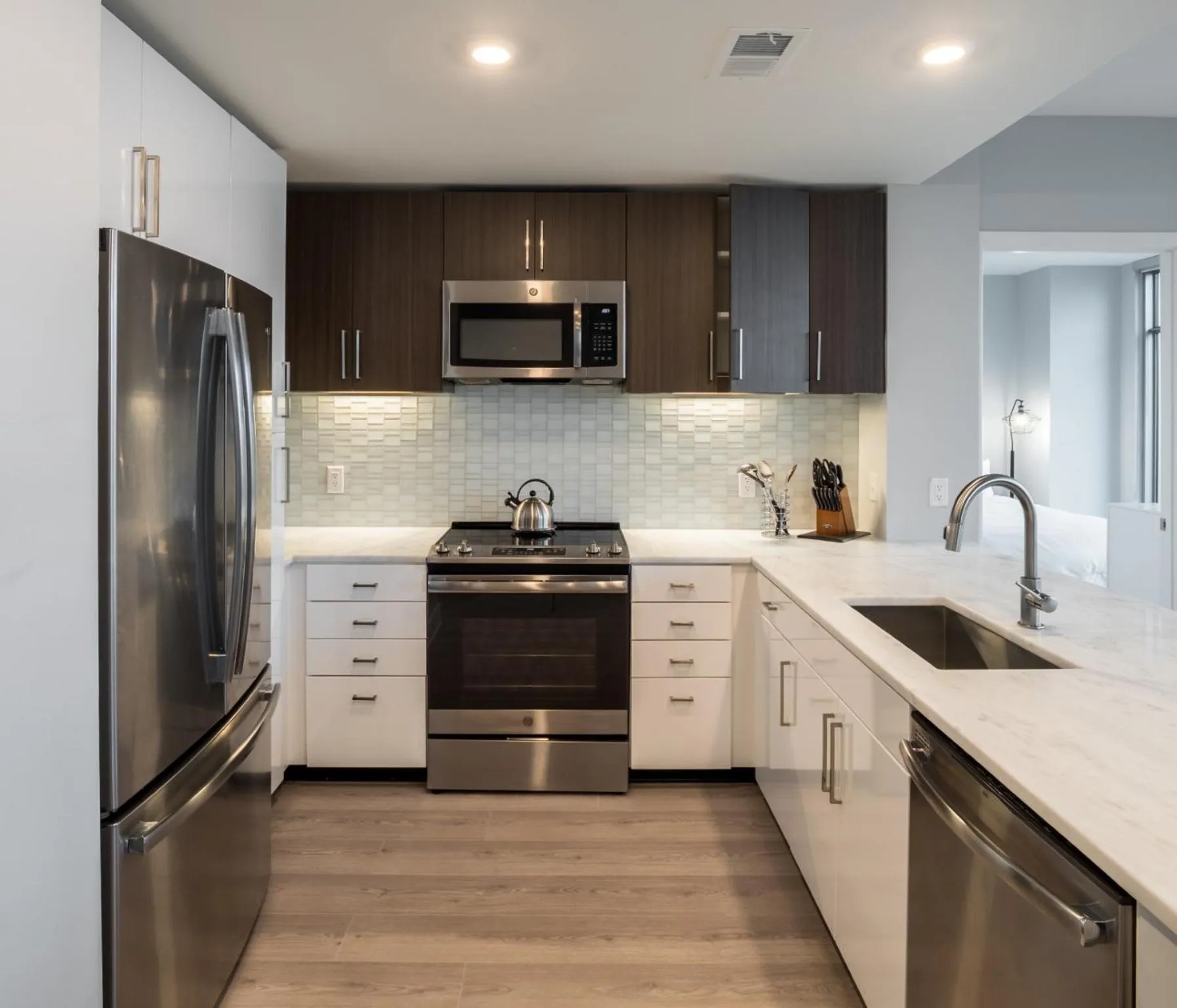 Kitchen or kitchenette in Bluebird Suites Near Chevy Chase