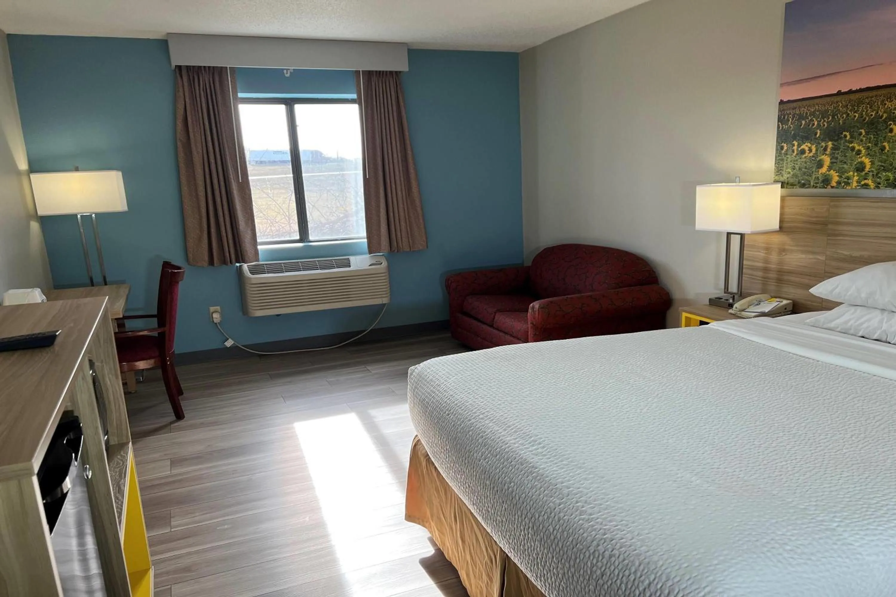 Photo of the whole room, Bed in Days Inn by Wyndham Salina I-70