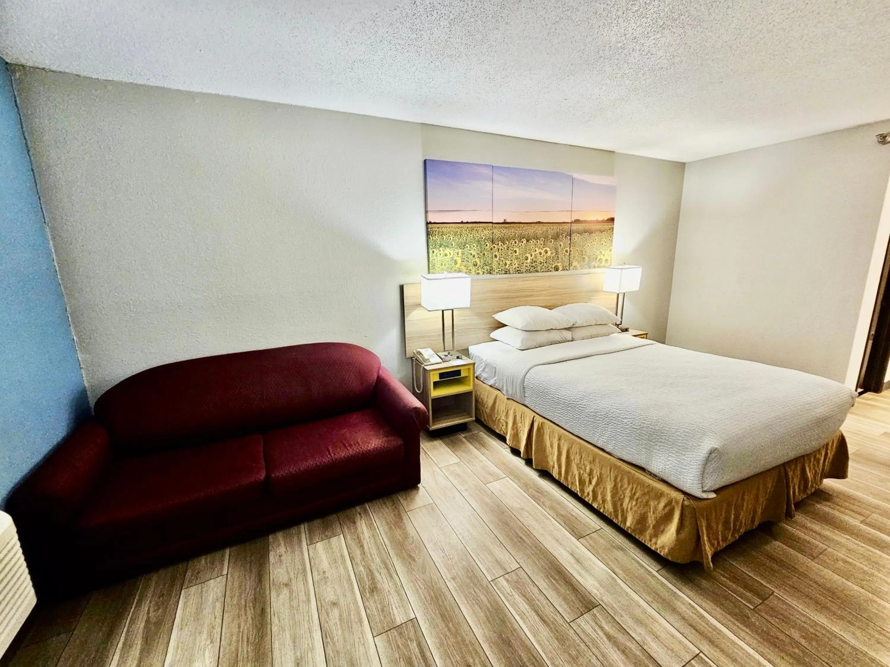 Bed in Days Inn by Wyndham Salina I-70