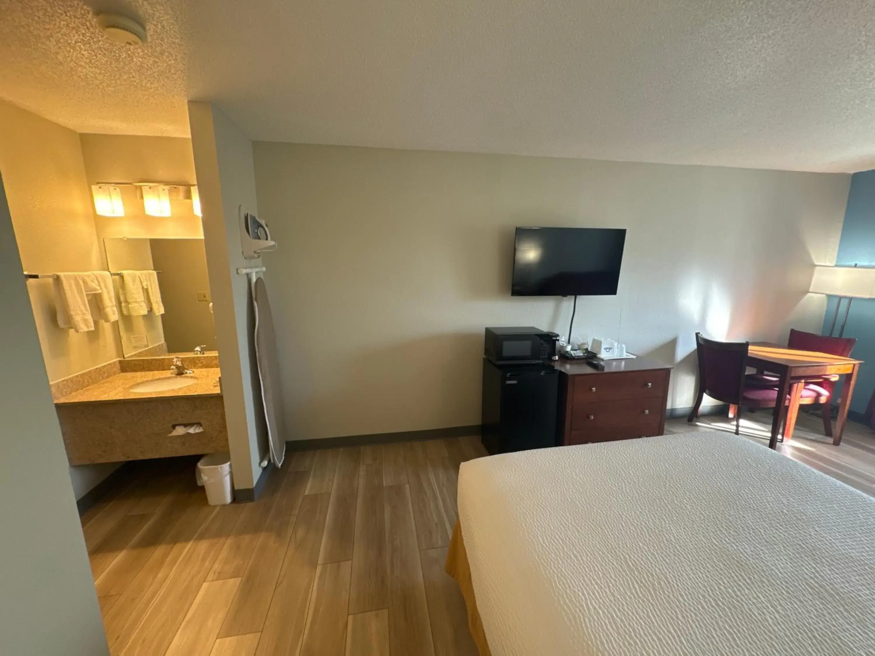 Queen Room - Non-Smoking in Days Inn by Wyndham Salina I-70 Queen Room - Non-Smoking in Days Inn by Wyndham Salina I-70