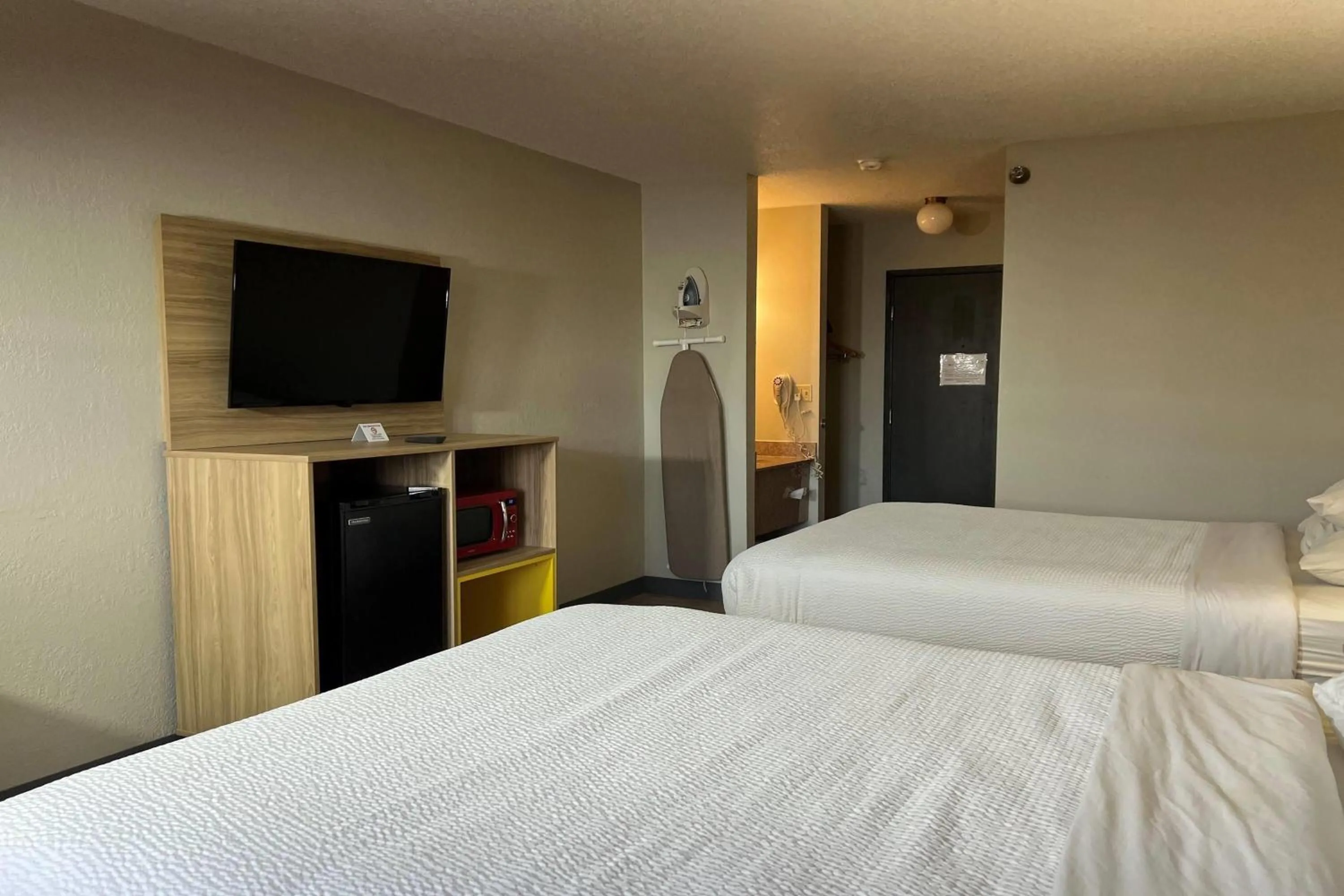 Photo of the whole room, Bed in Days Inn by Wyndham Salina I-70