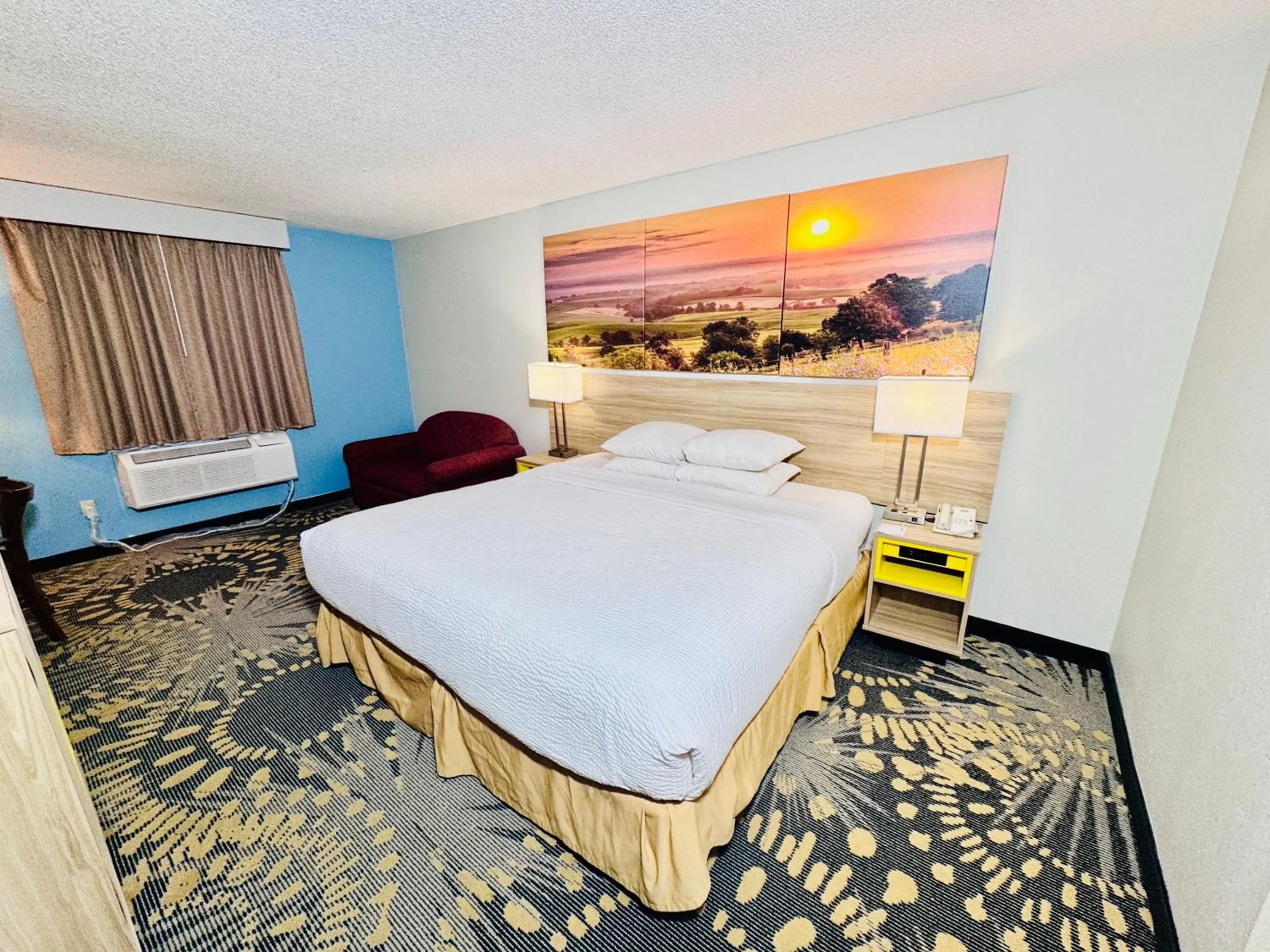 Bed in Days Inn by Wyndham Salina I-70