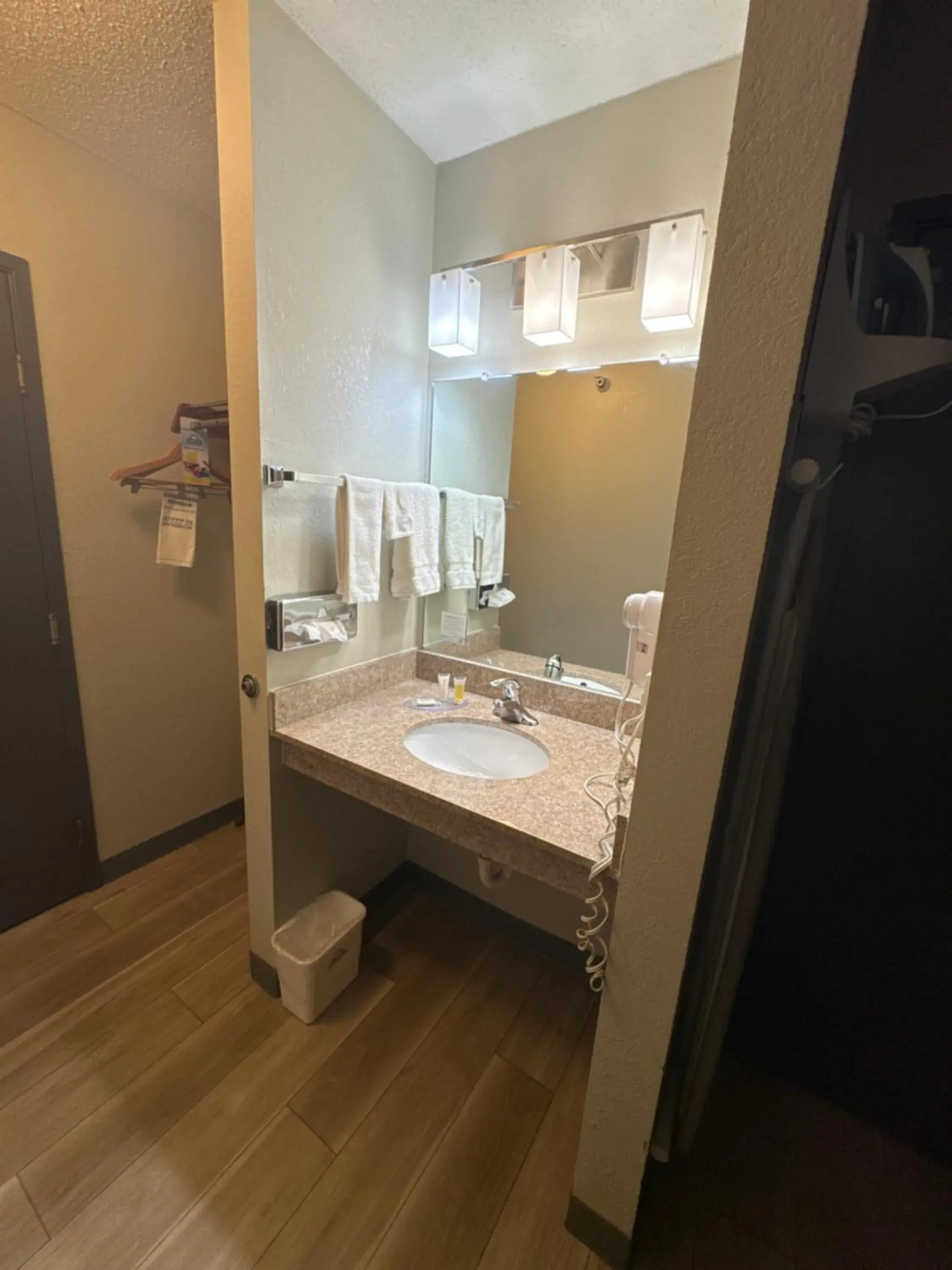 King Room - Disability Access/Non-Smoking in Days Inn by Wyndham Salina I-70 King Room - Disability Access/Non-Smoking in Days Inn by Wyndham Salina I-70