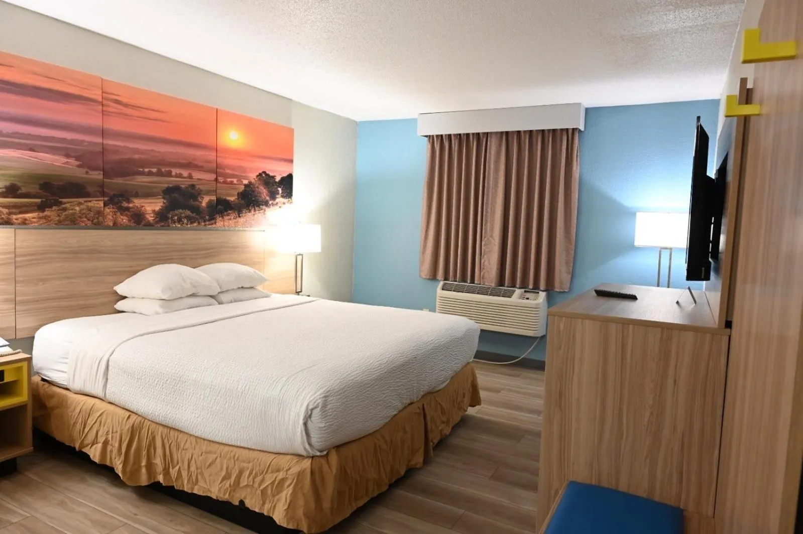 Bed in Days Inn by Wyndham Salina I-70