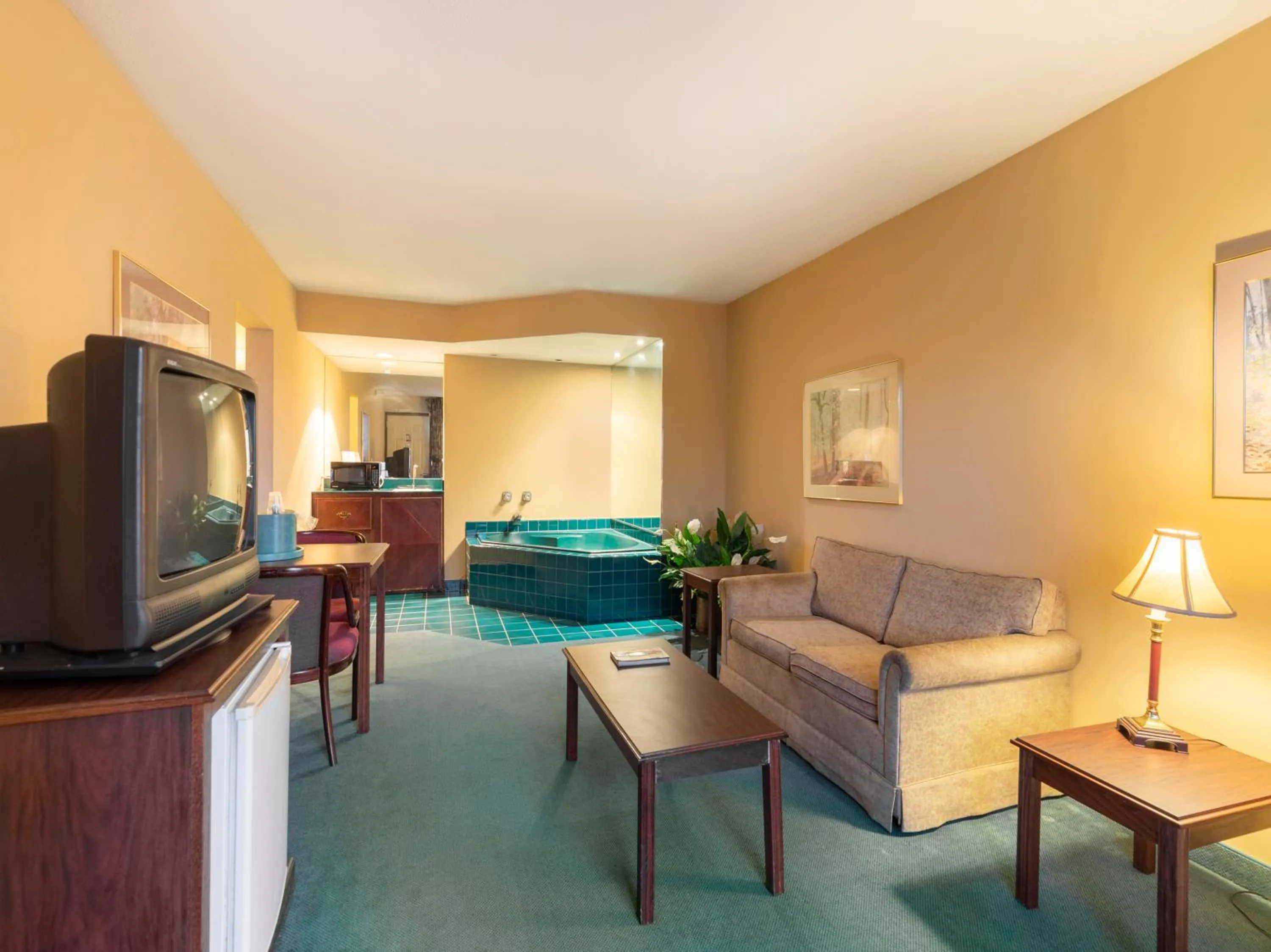 Seating area, Bed in Mansion View Inn & Suites