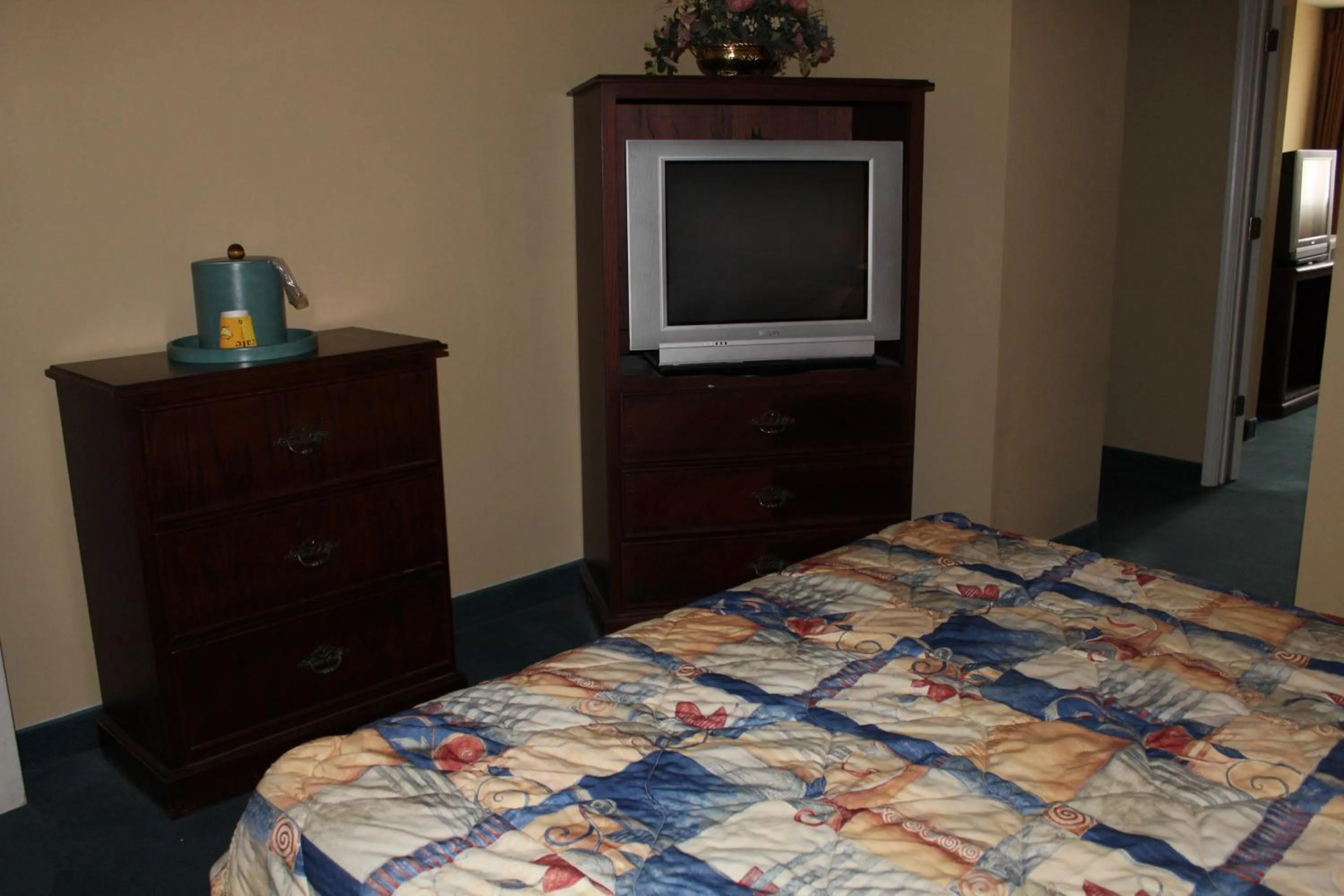 Bed in Mansion View Inn & Suites