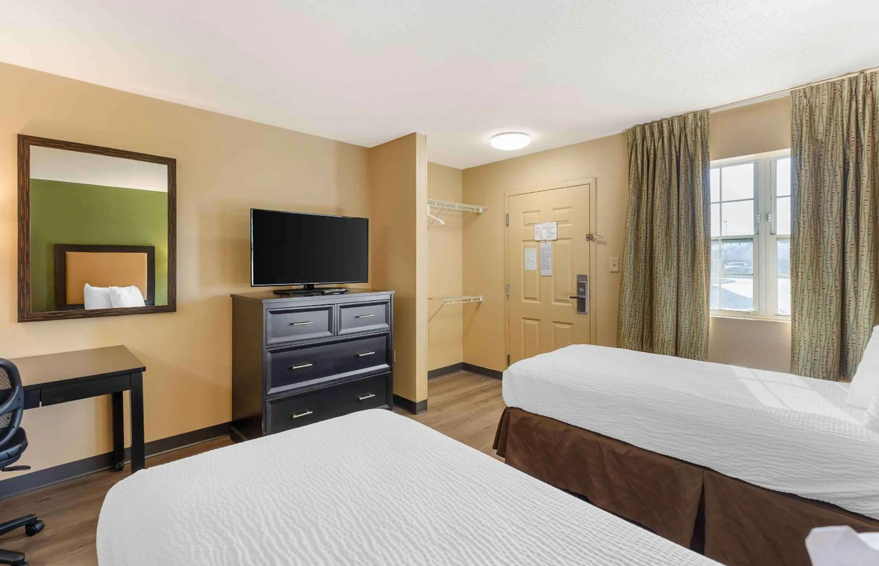 Bedroom, Bed in Extended Stay America Suites - St Louis - Westport - E Lackland Rd