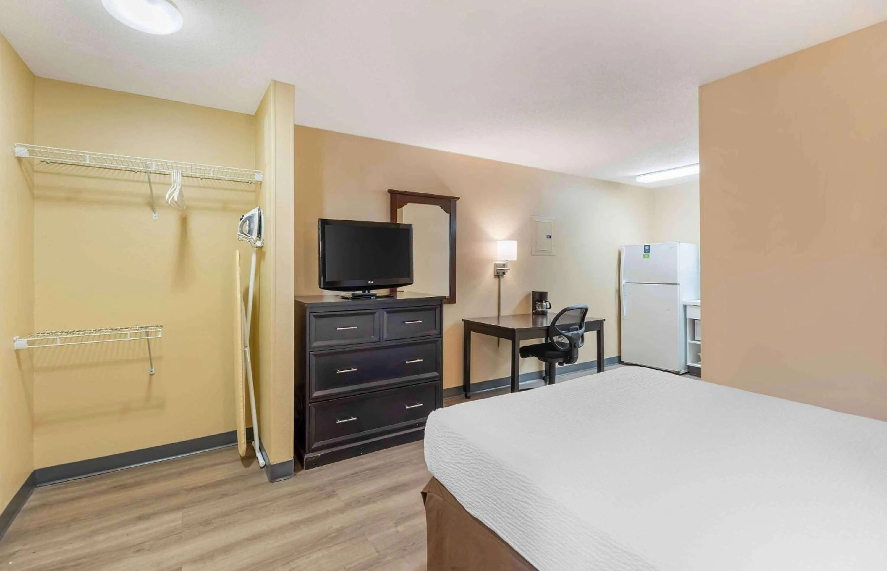 Bedroom, Bed in Extended Stay America Suites - St Louis - Westport - E Lackland Rd