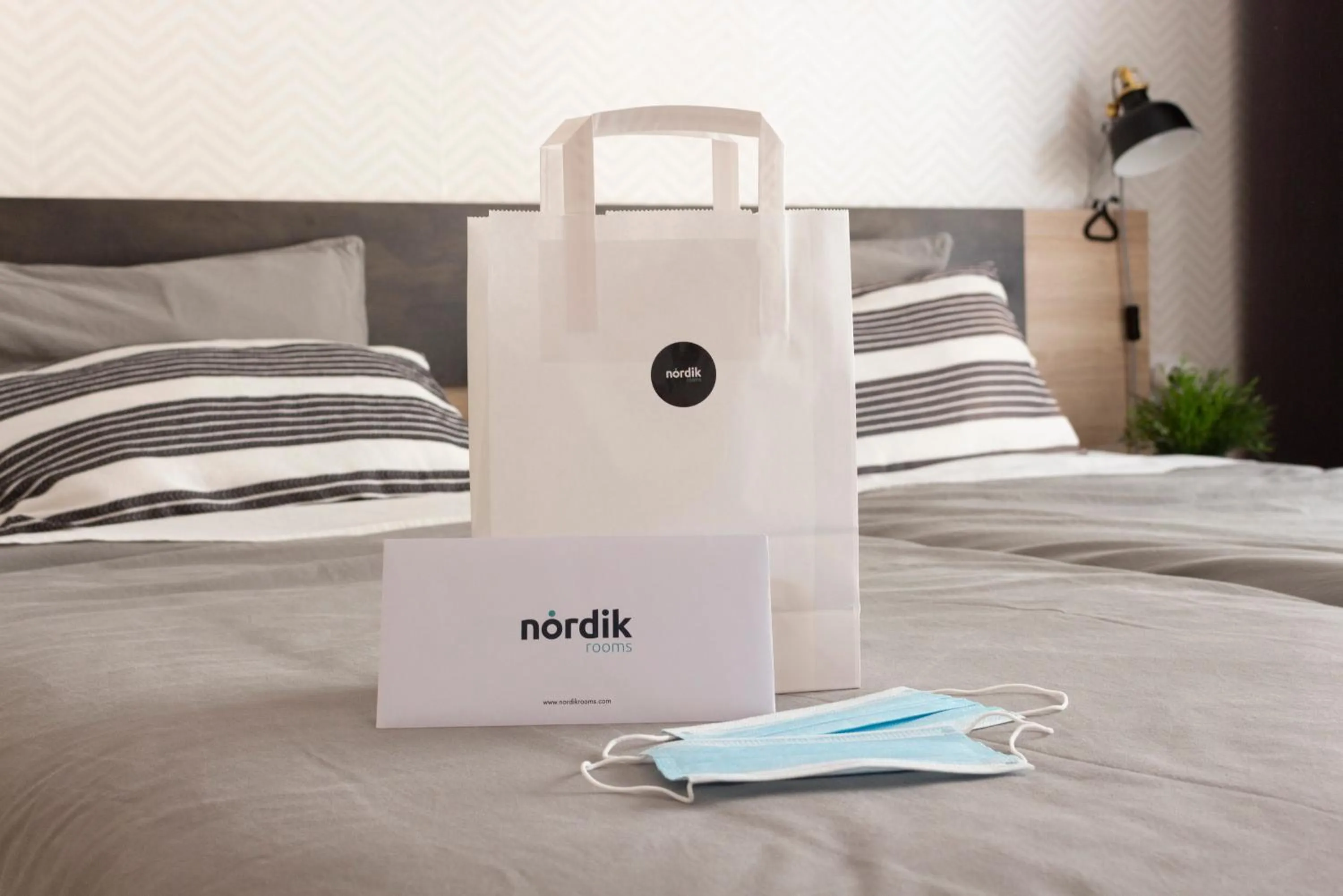 Logo/Certificate/Sign, Bed in Nordik Rooms Urban - Trinidad "Copenhague"
