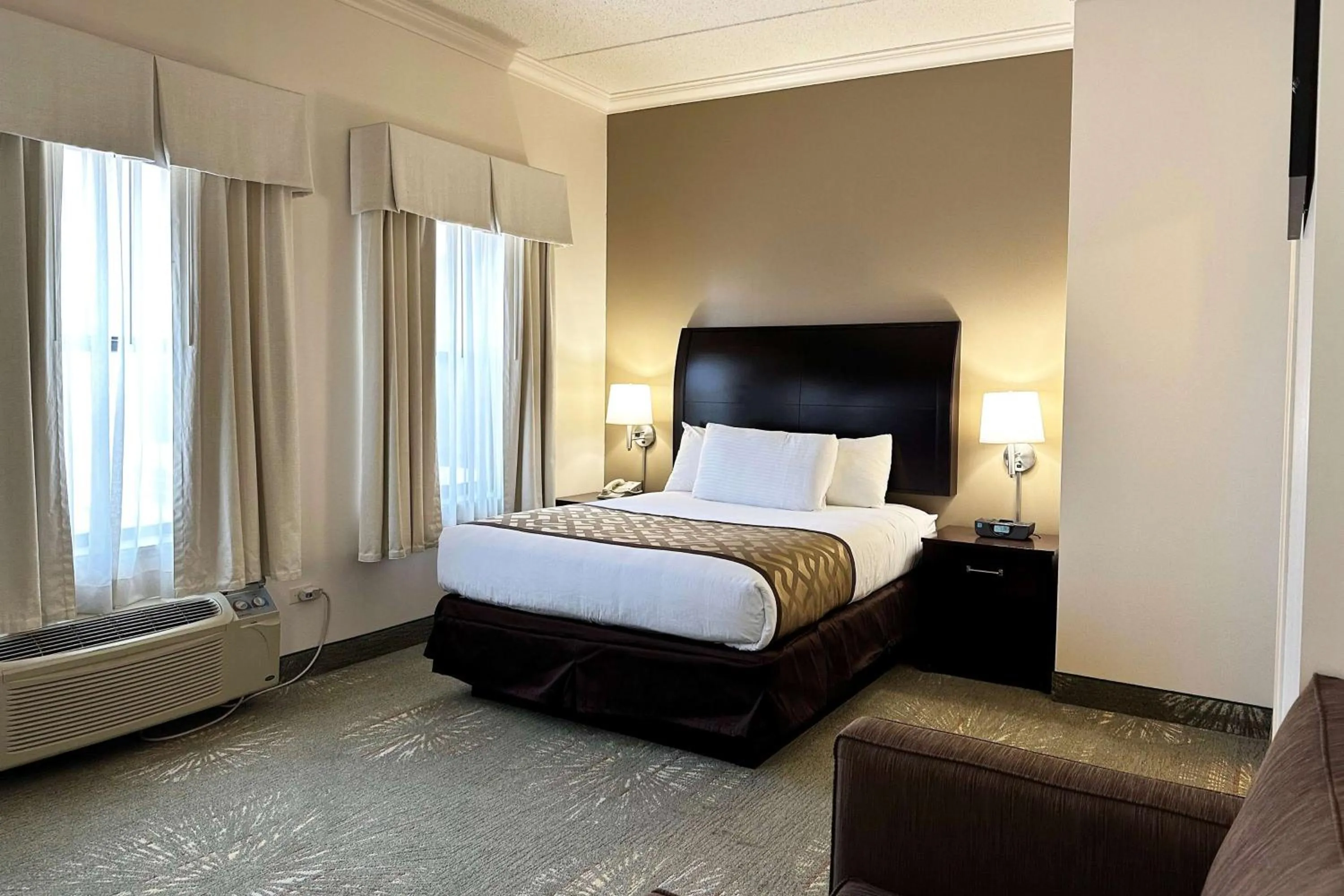 Photo of the whole room, Bed in Chicago South Loop Hotel