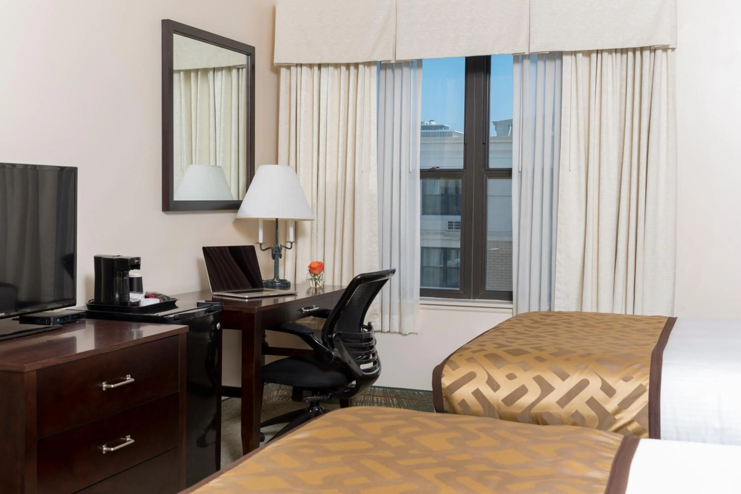 TV and multimedia, Bed in Chicago South Loop Hotel