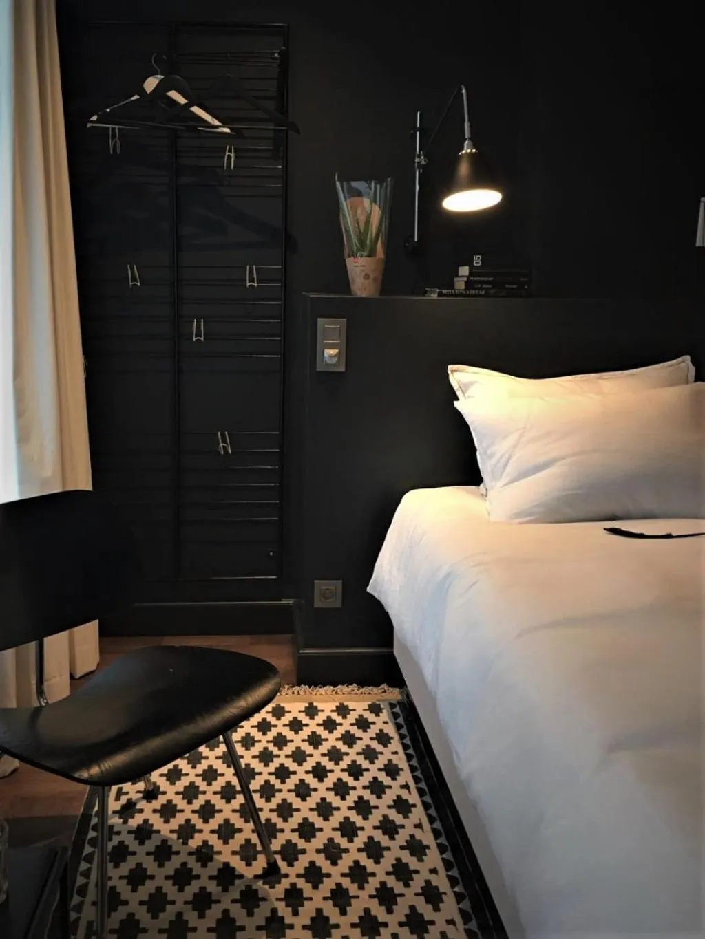 Photo of the whole room, Bed in Broel4