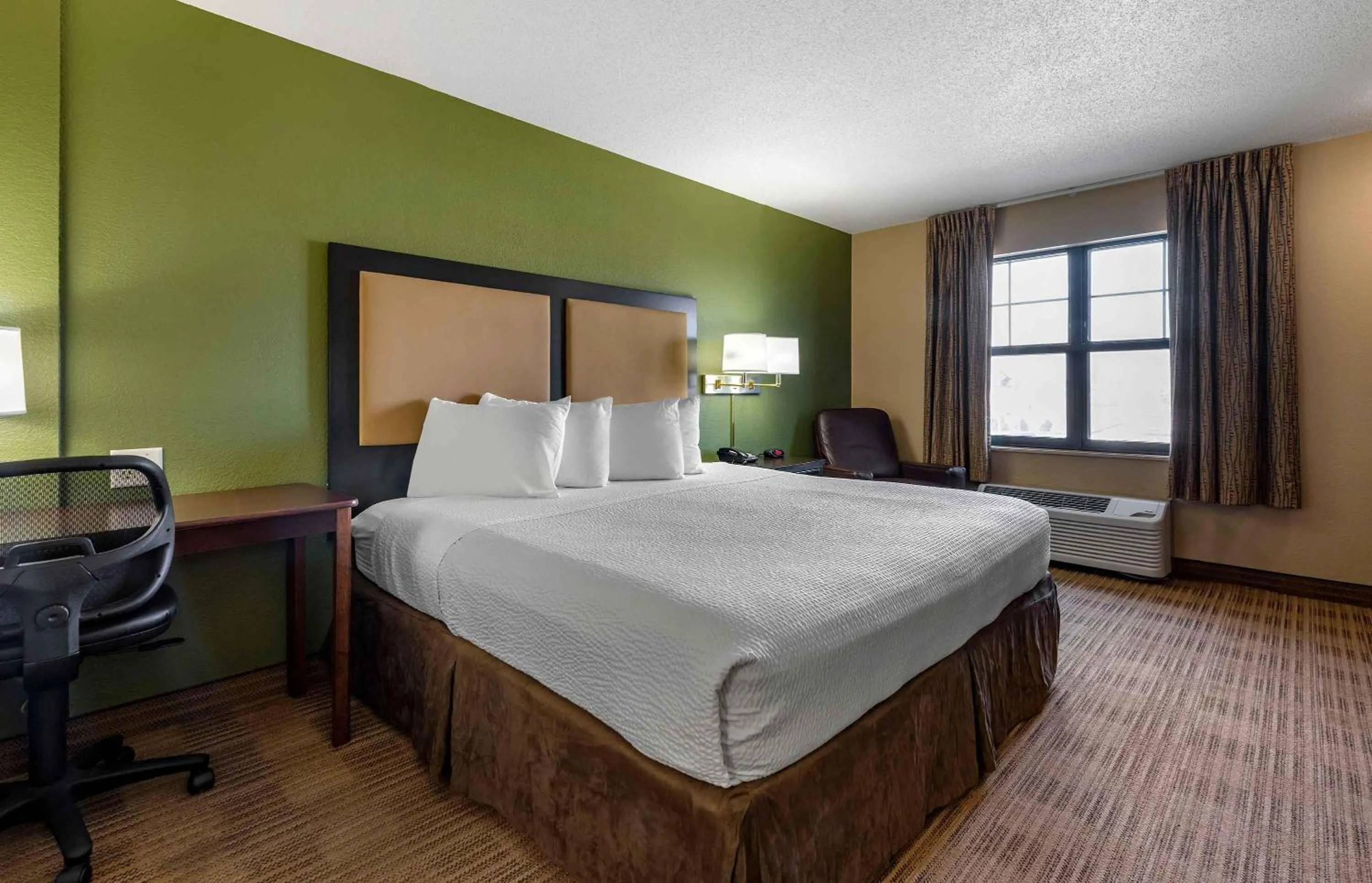 Bedroom, Bed in Extended Stay America Suites - Rochester - North