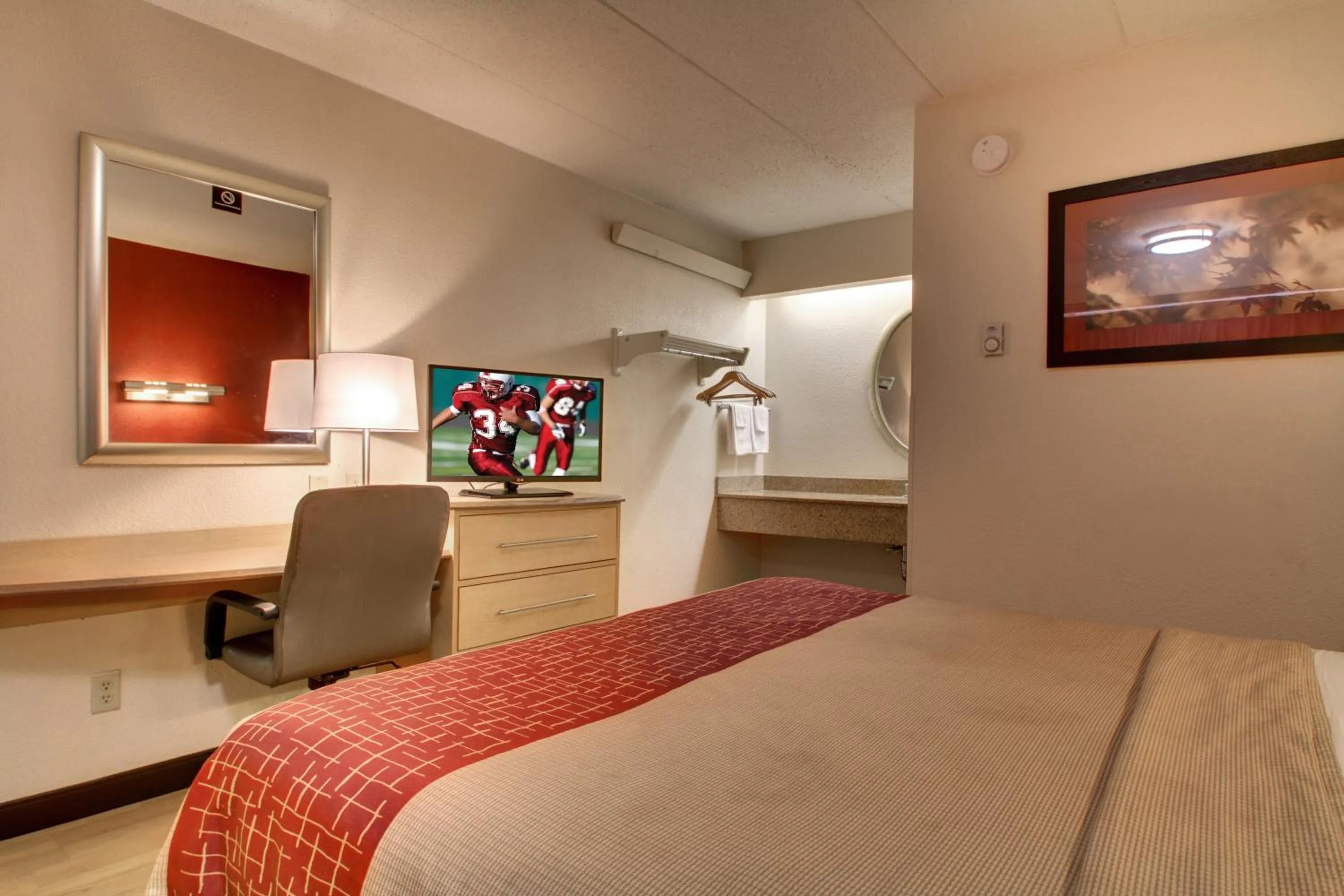 Photo of the whole room, Bed in Red Roof Inn St Louis - Westport - Maryland Heights