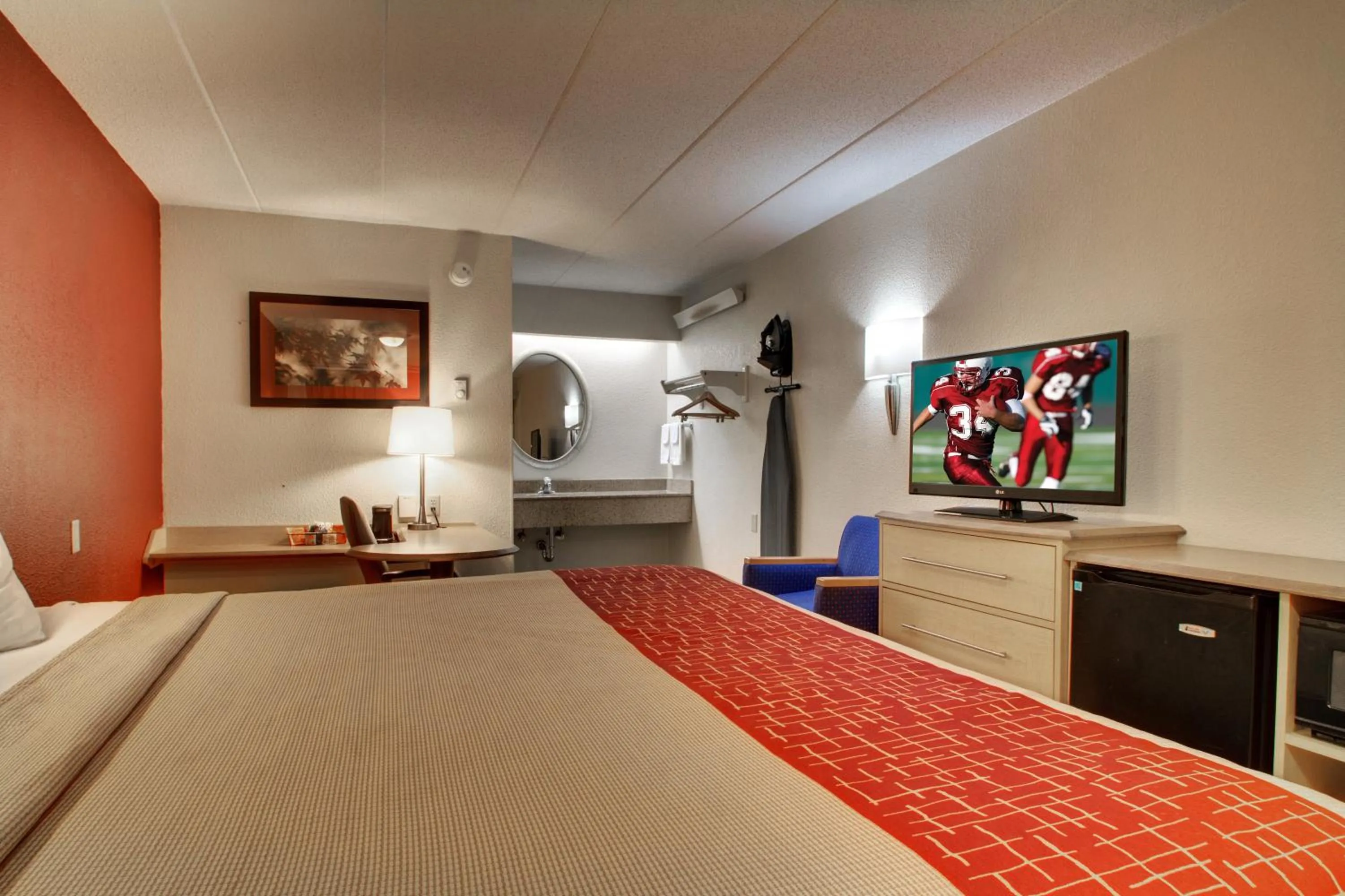 Photo of the whole room, Bed in Red Roof Inn St Louis - Westport - Maryland Heights