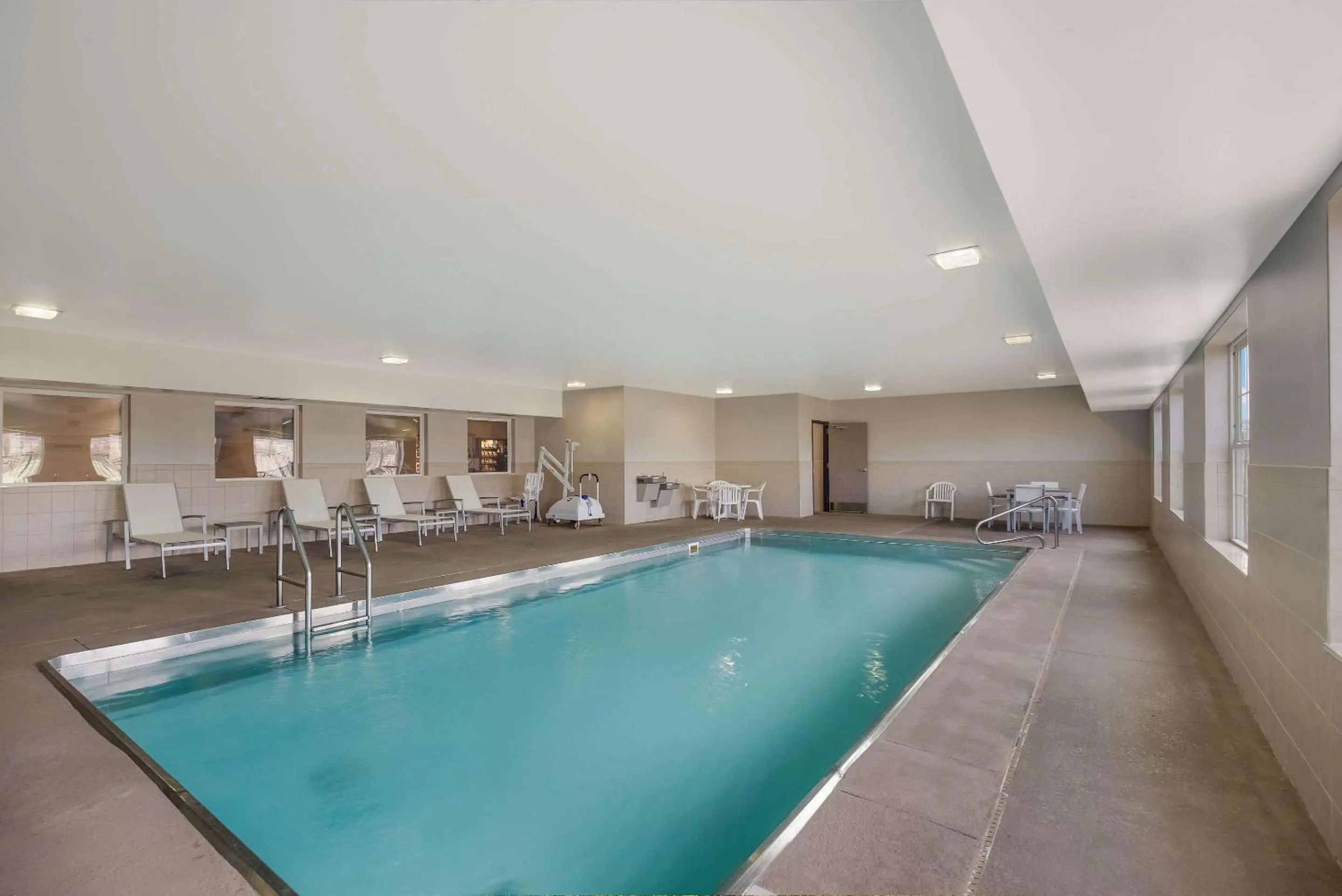 Swimming pool in Country Inn & Suites by Radisson, Marion, IL