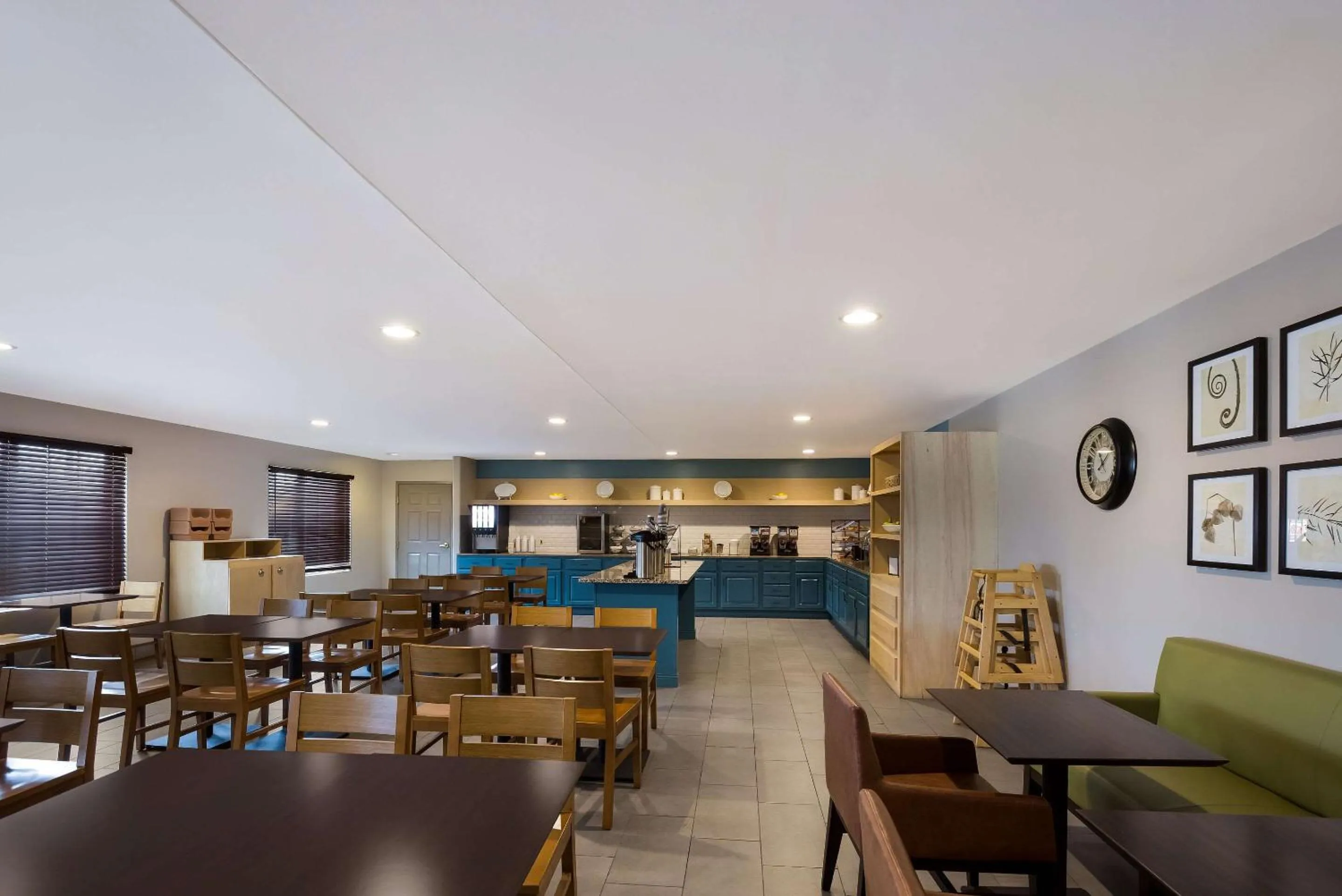 Breakfast in Country Inn & Suites by Radisson, Marion, IL