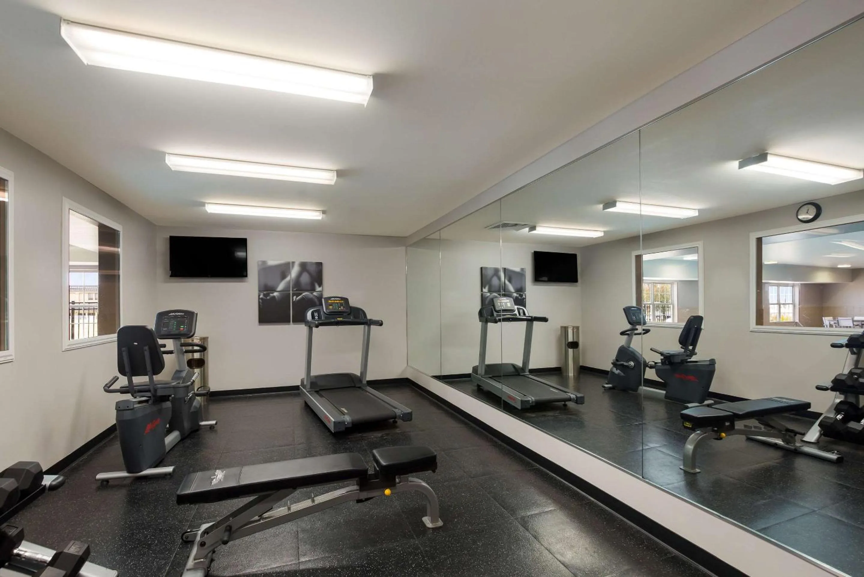 Fitness centre/facilities in Country Inn & Suites by Radisson, Marion, IL