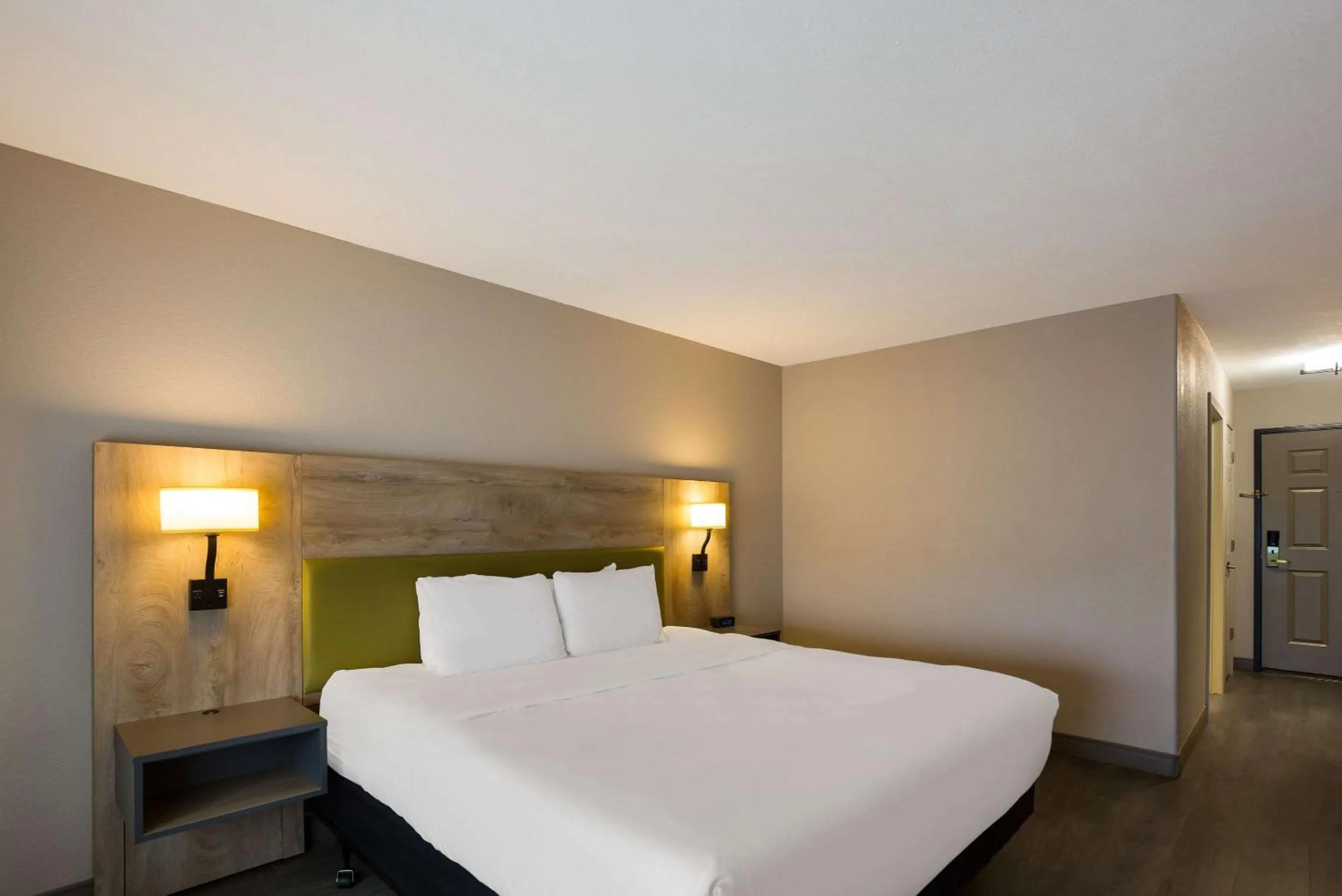 Bedroom, Bed in Country Inn & Suites by Radisson, Marion, IL