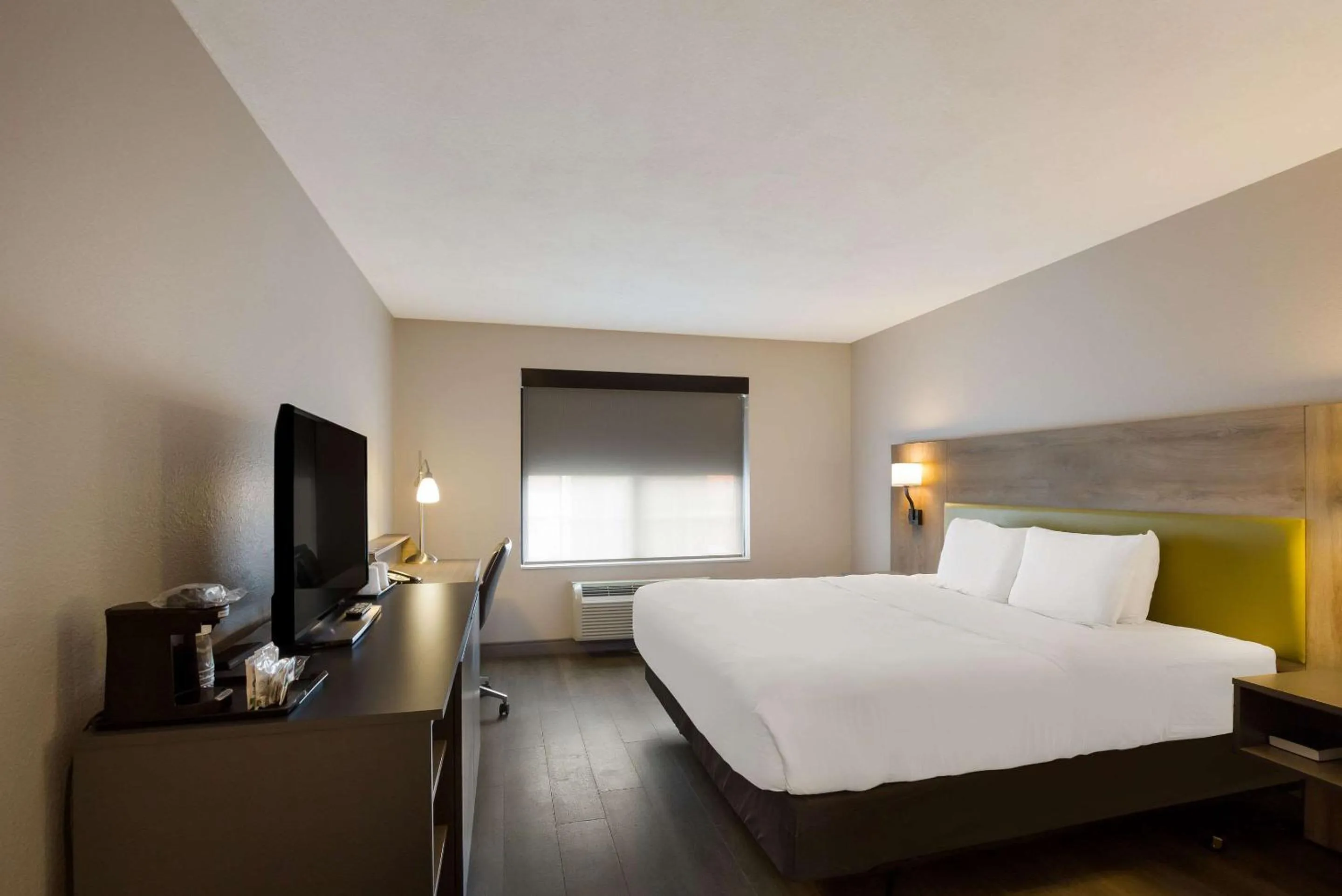 Bedroom, Bed in Country Inn & Suites by Radisson, Marion, IL