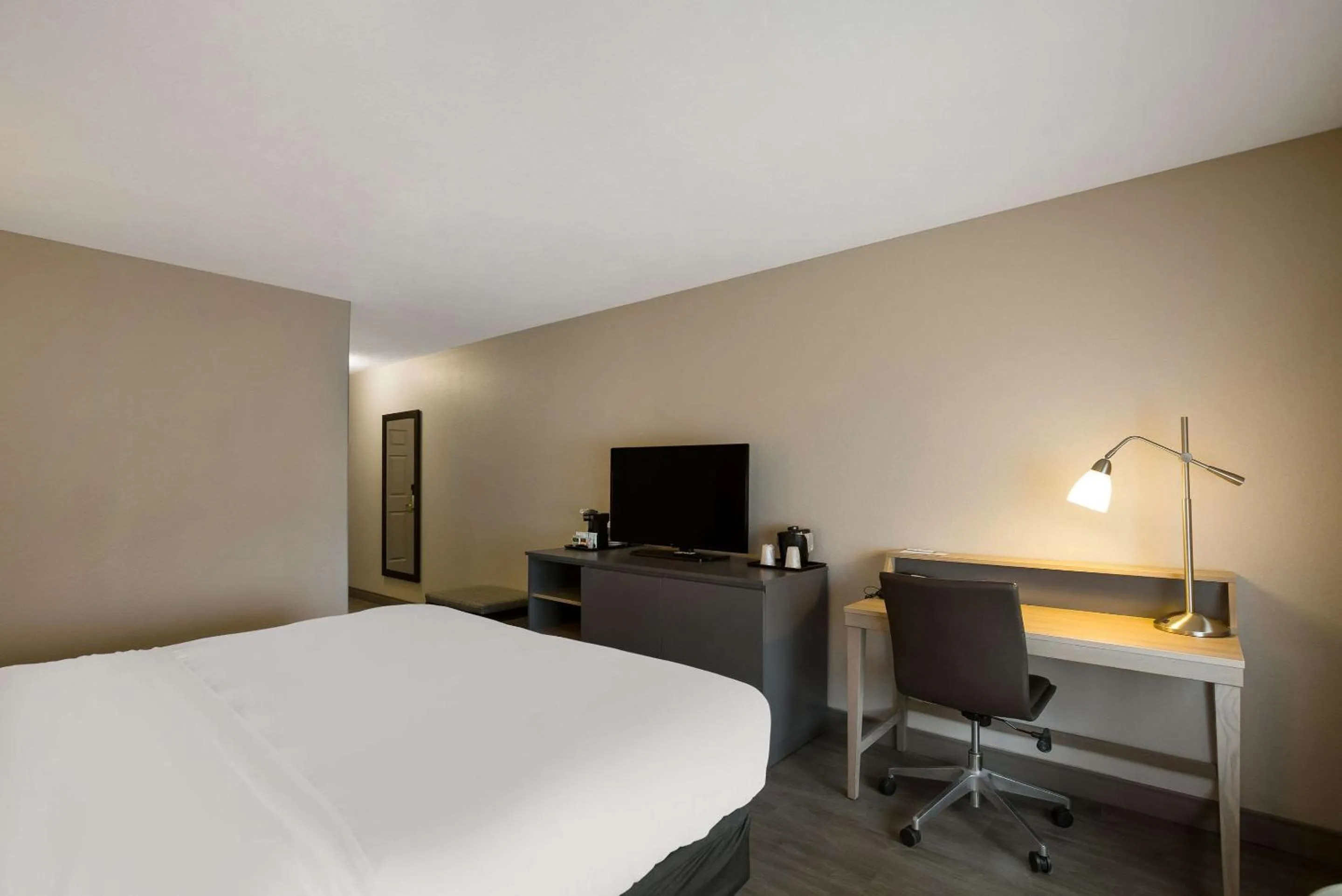 Bedroom, Bed in Country Inn & Suites by Radisson, Marion, IL