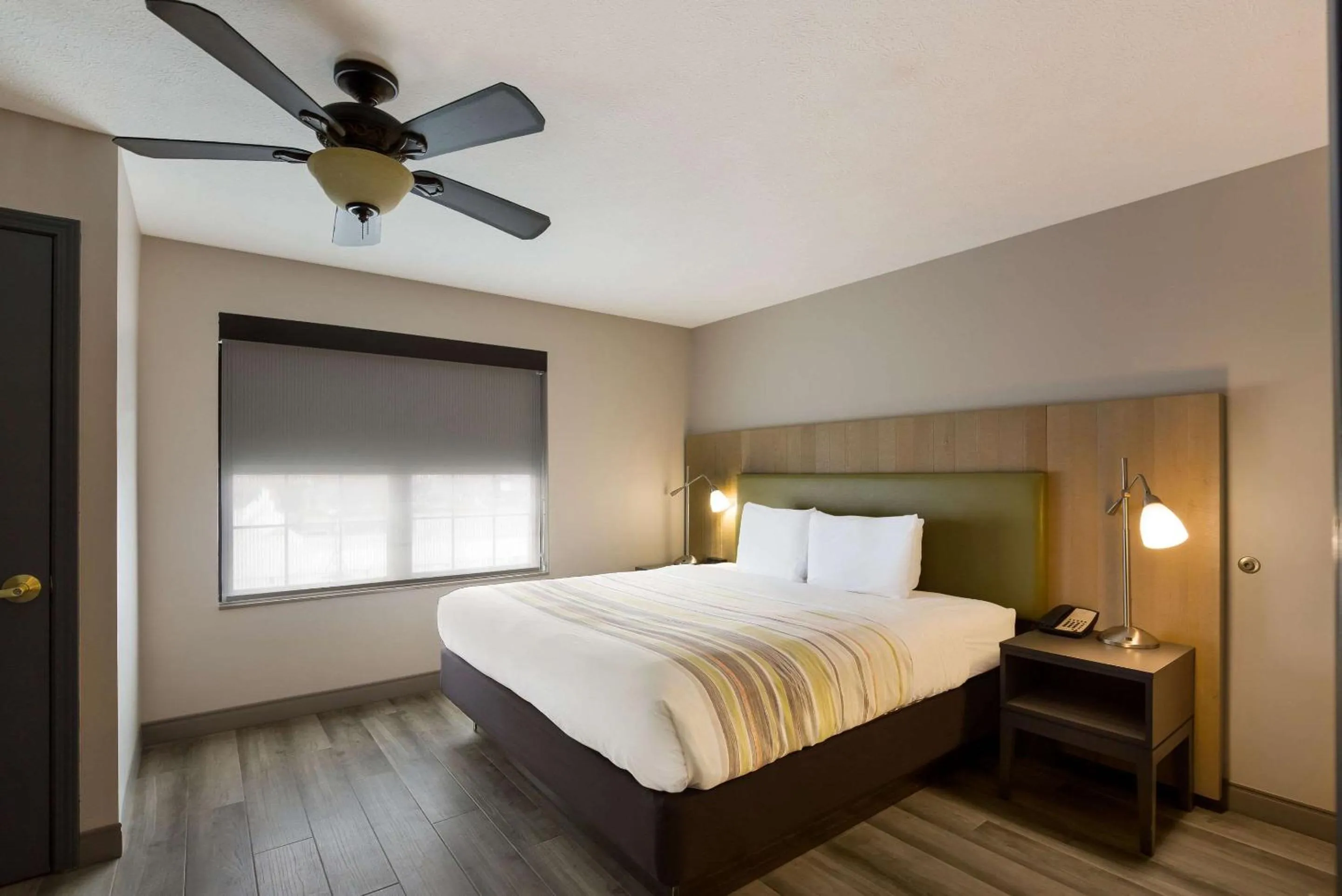 Bedroom, Bed in Country Inn & Suites by Radisson, Marion, IL