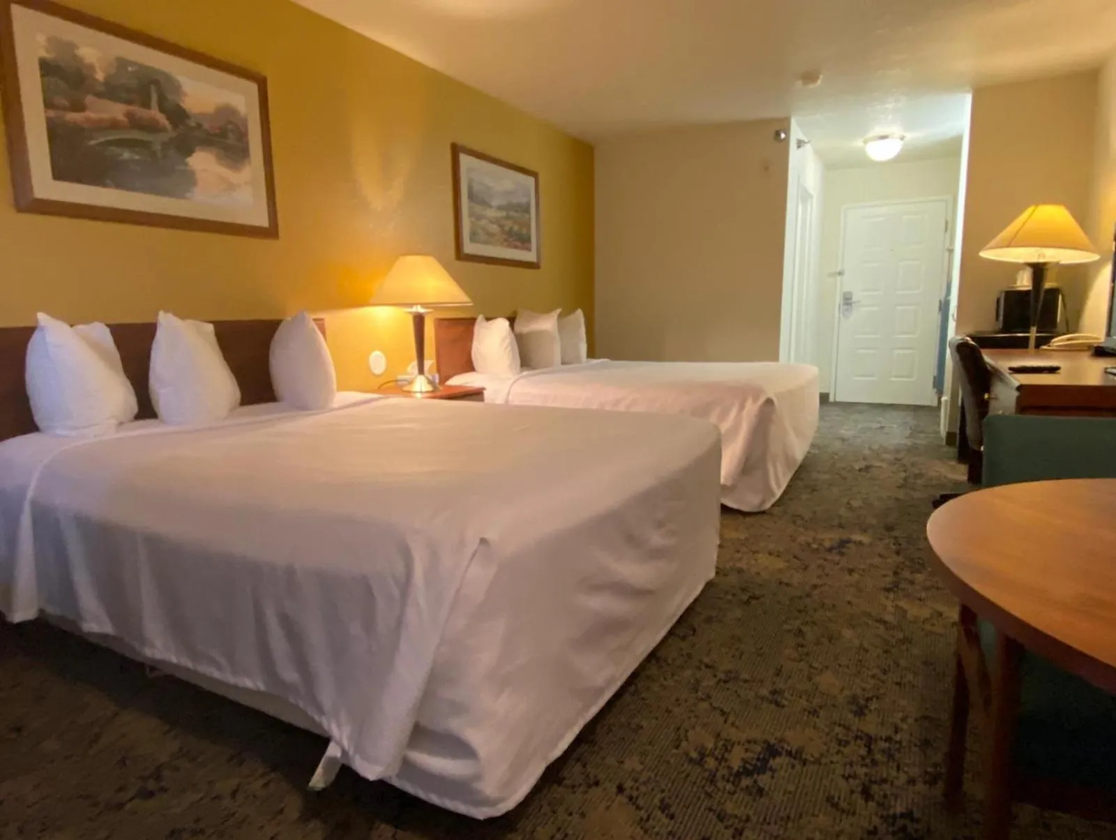 Bed in Rodeway Inn Salina North