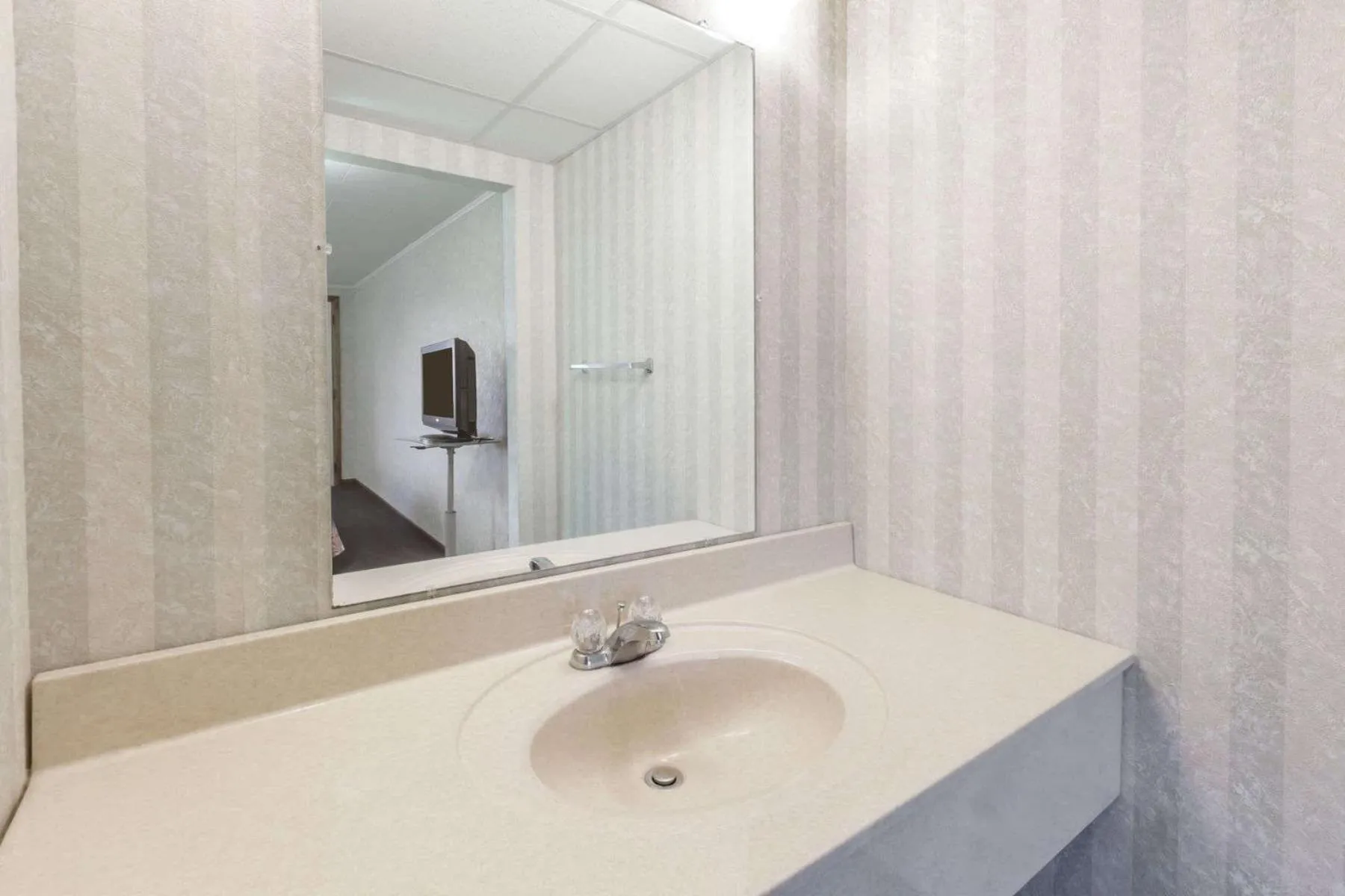 Bathroom in Knights Inn Mackinaw City