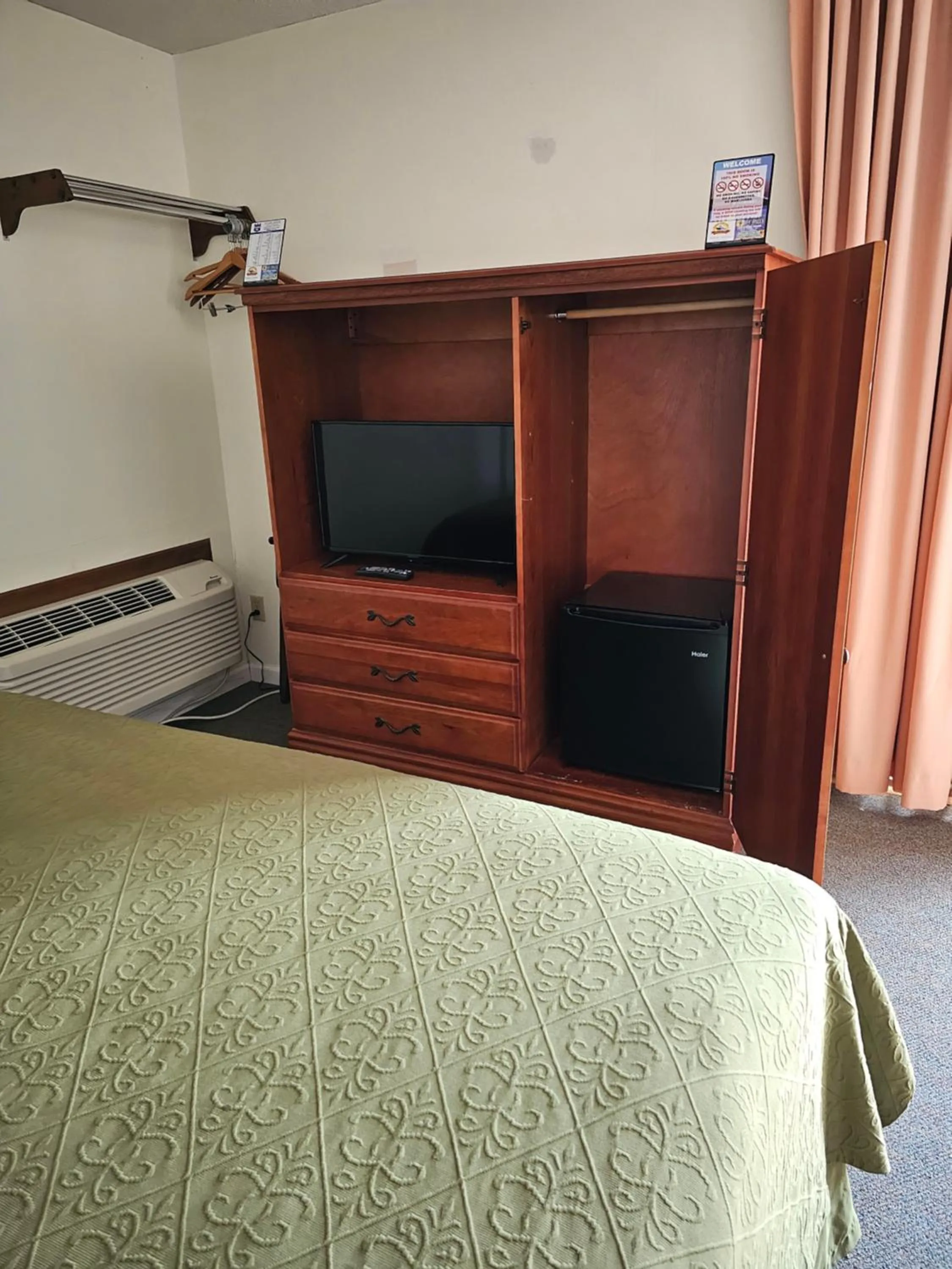 Bed in Knights Inn Mackinaw City