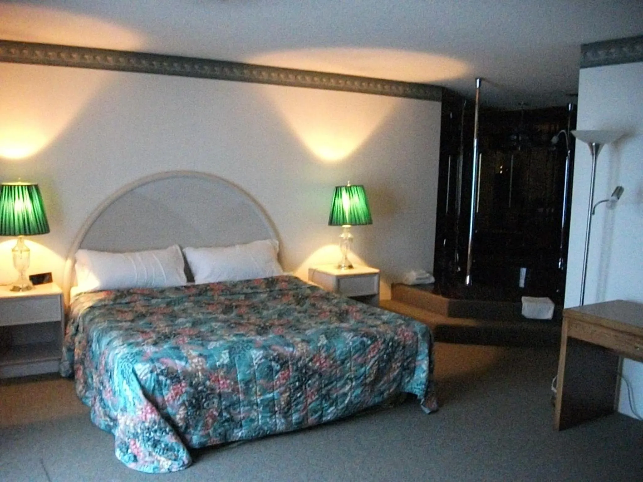 Bed in Knights Inn Mackinaw City