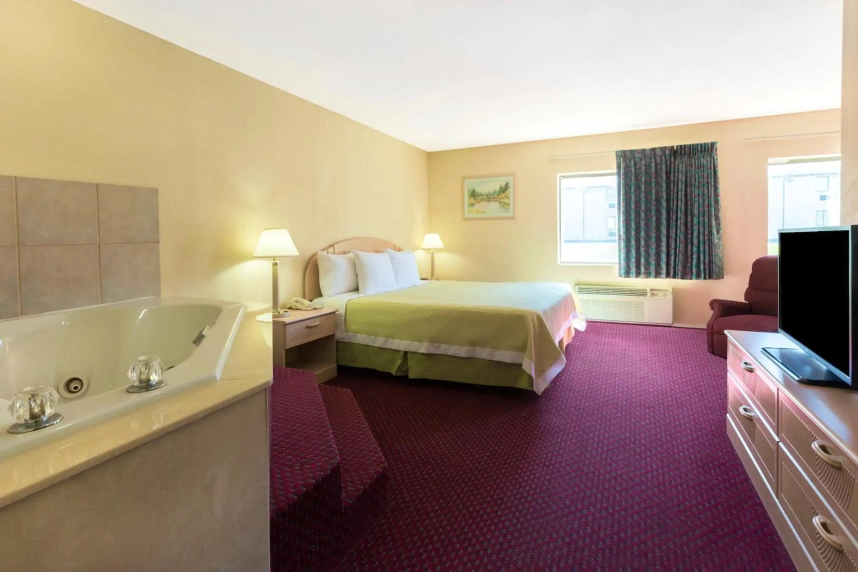 Photo of the whole room, Bed in Days Inn by Wyndham Mount Vernon