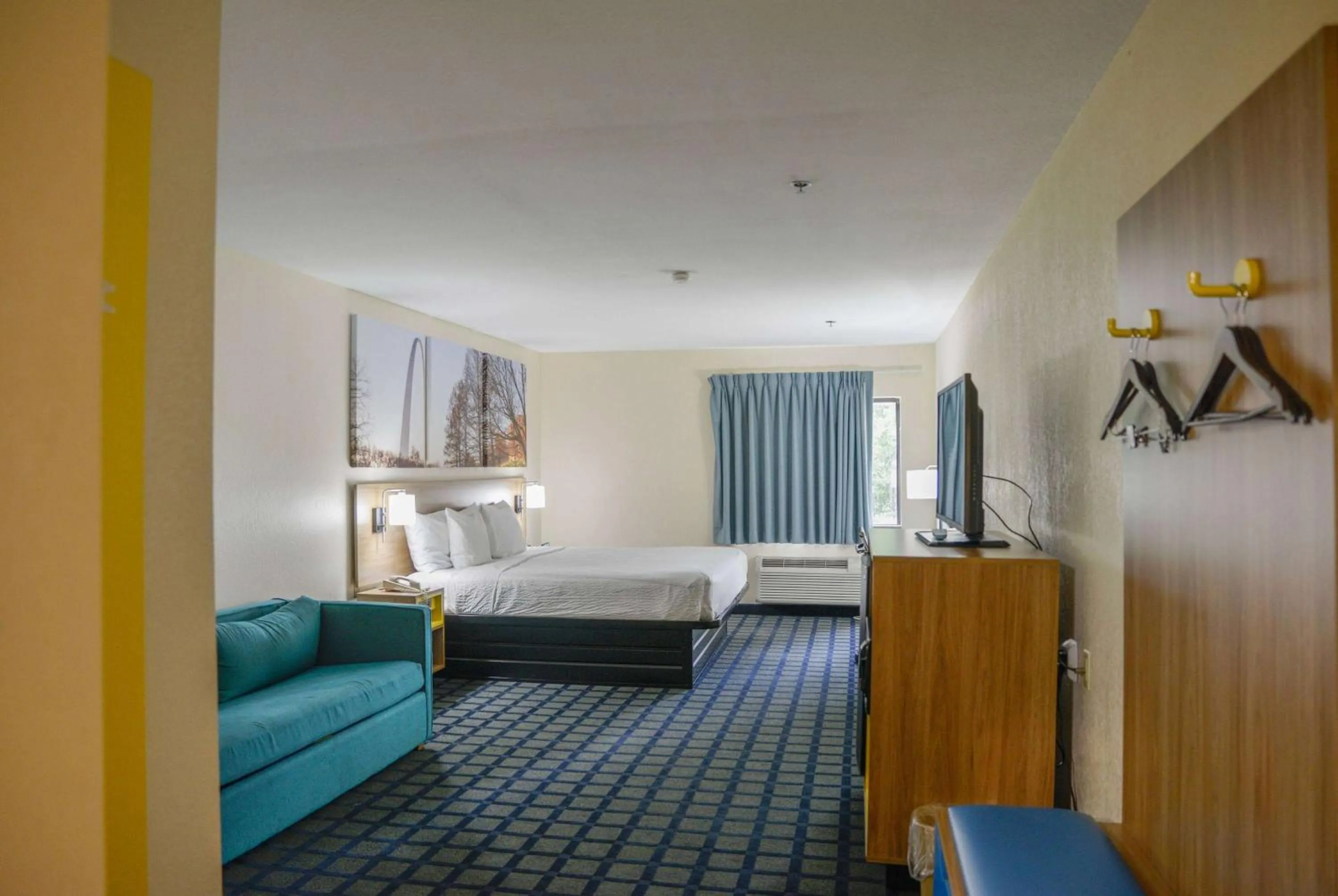 Photo of the whole room, Bed in Days Inn by Wyndham Mount Vernon