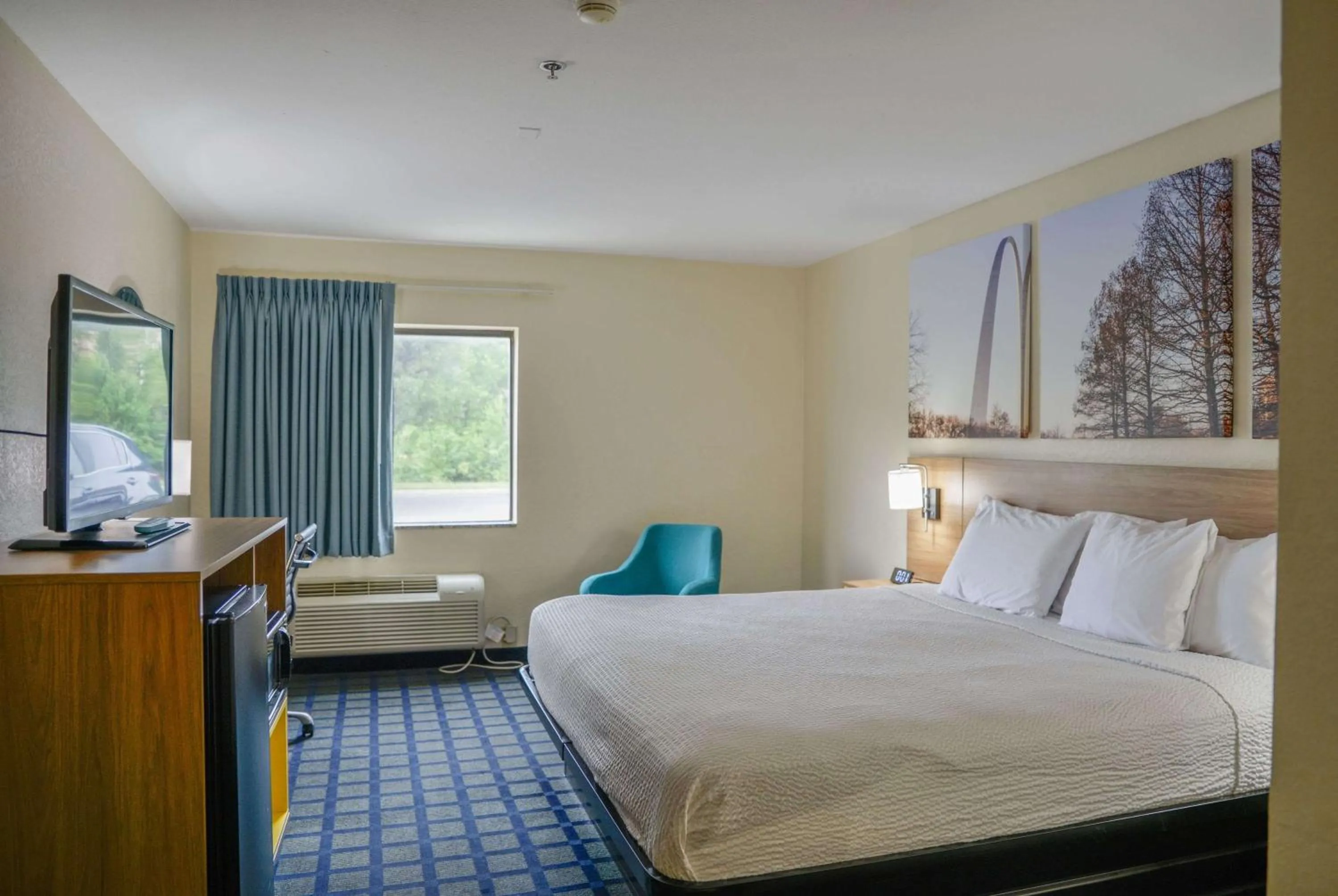 Photo of the whole room, Bed in Days Inn by Wyndham Mount Vernon