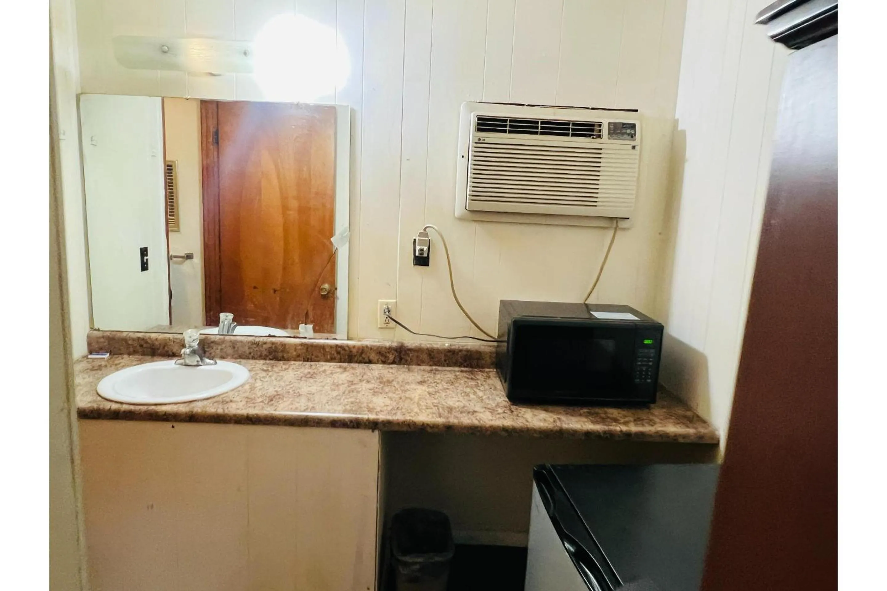 Bathroom in Capital O Sparta Motel Near Carbondale