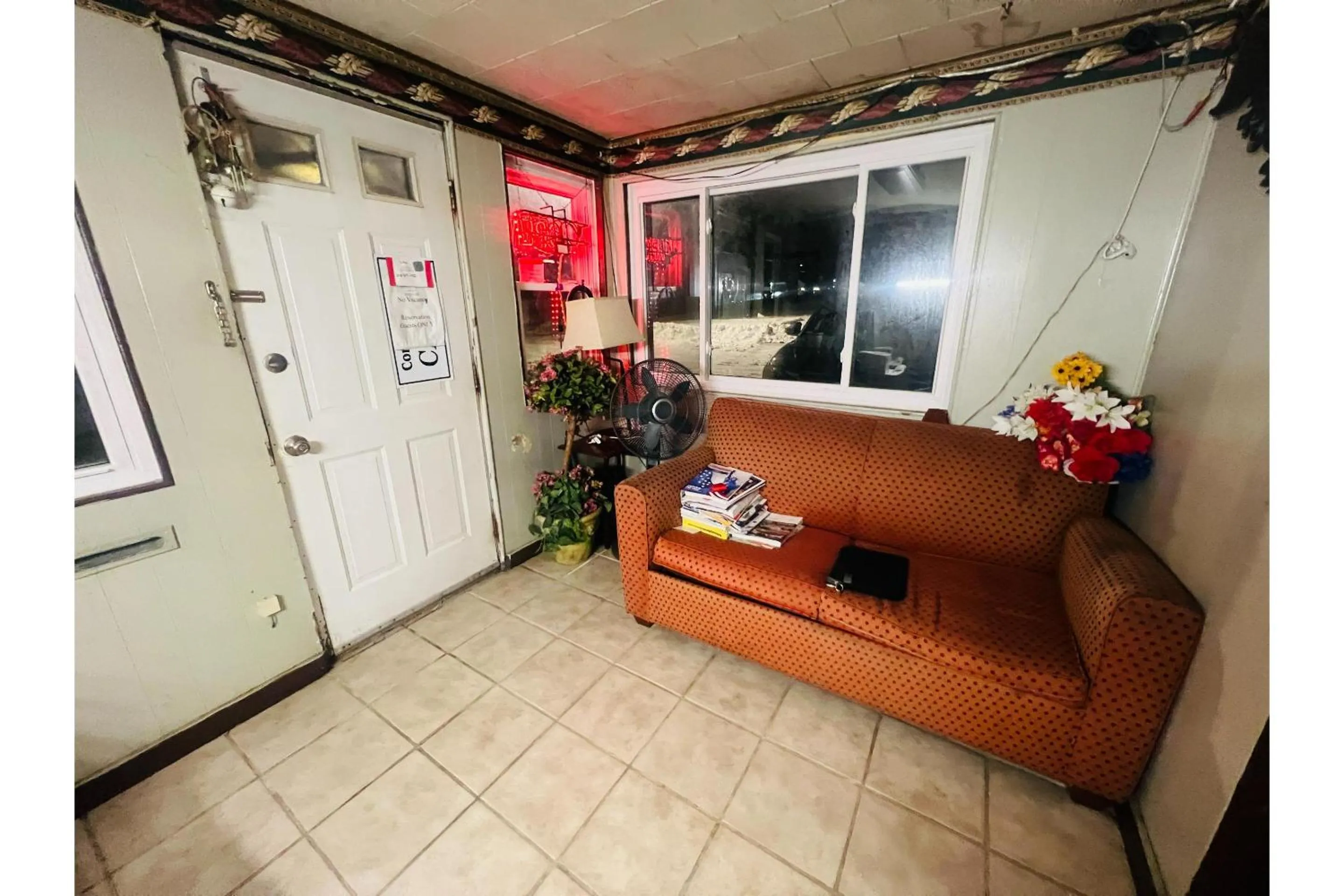 Seating area in Capital O Sparta Motel Near Carbondale