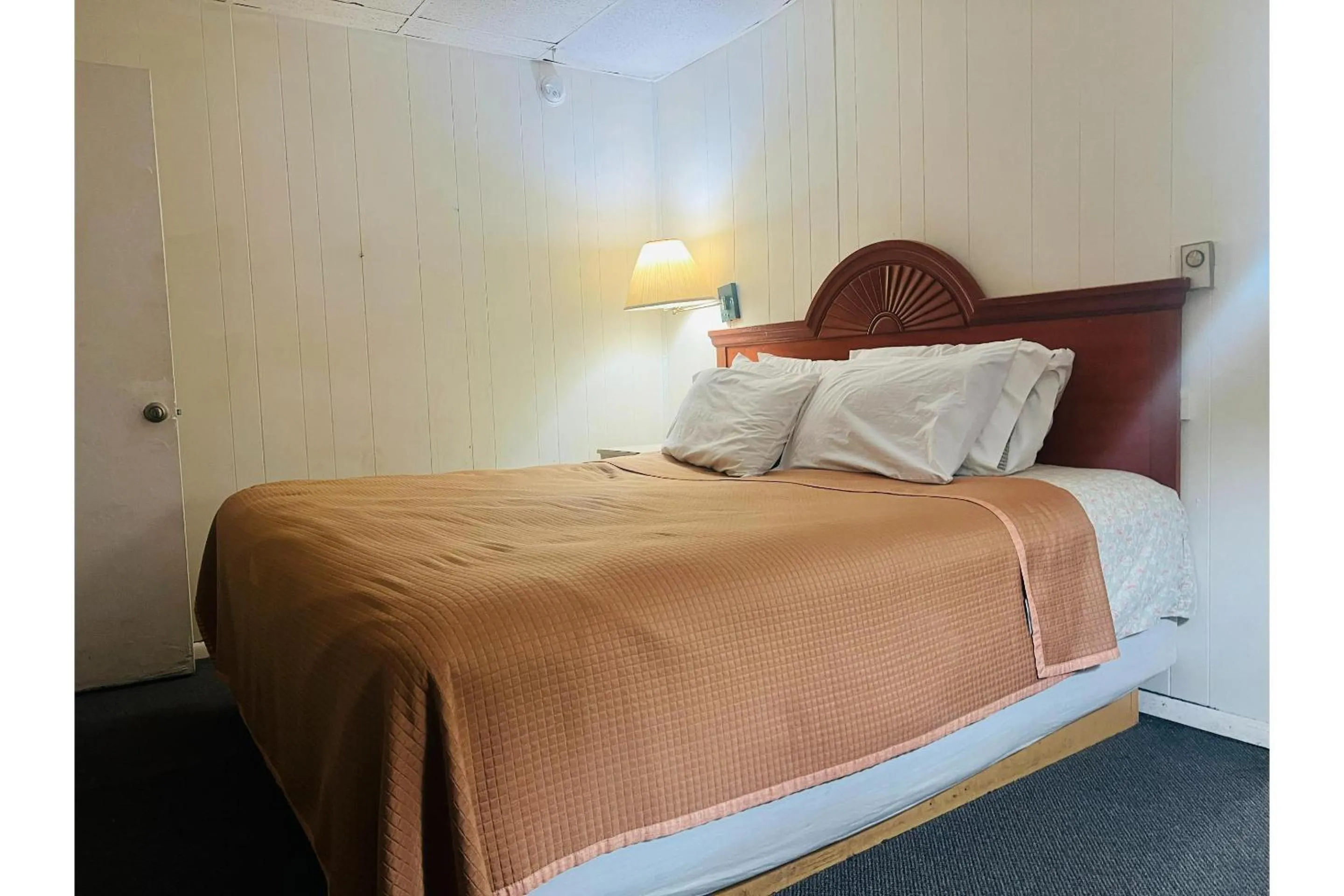 Bedroom in Capital O Sparta Motel Near Carbondale