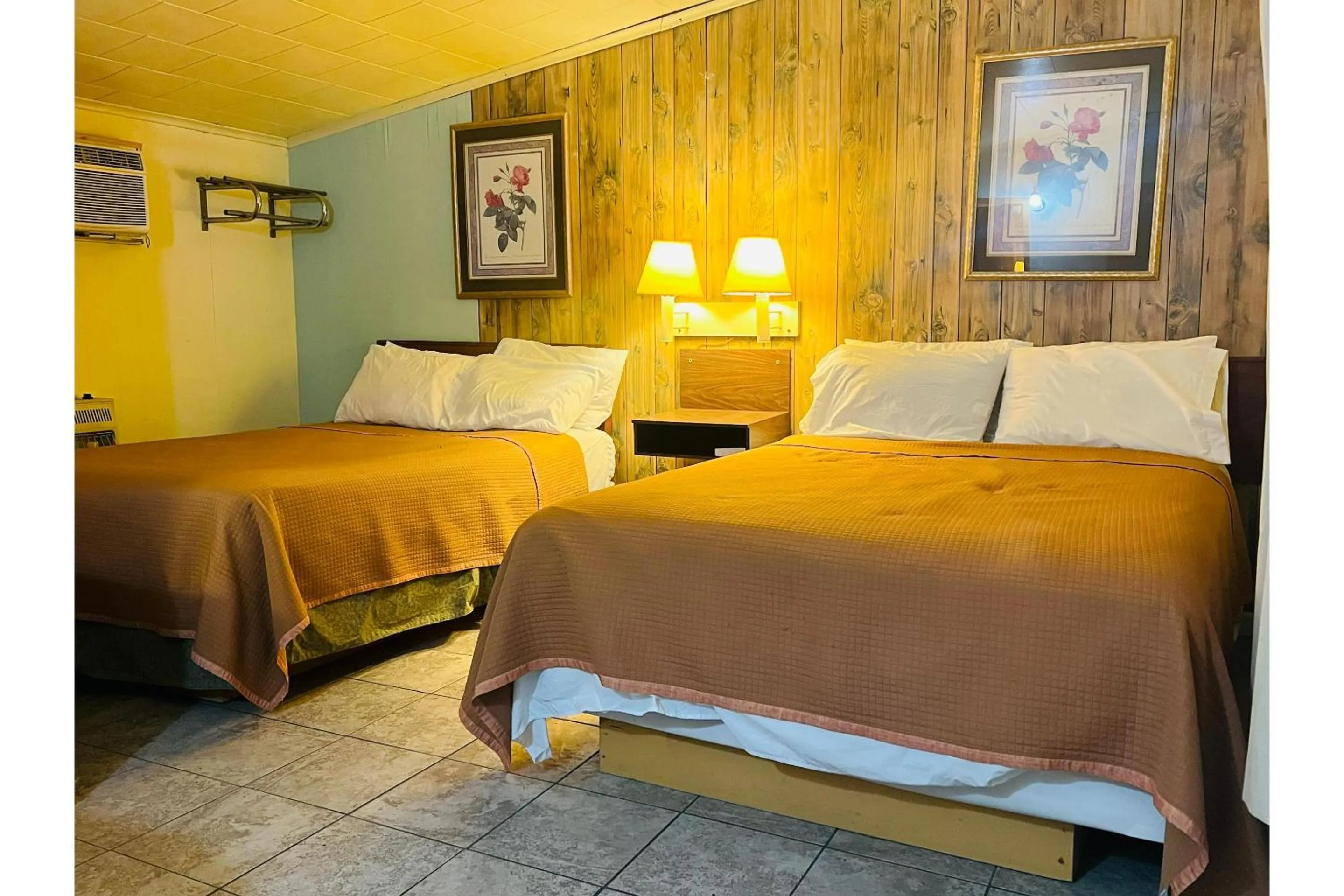 Bedroom in Capital O Sparta Motel Near Carbondale