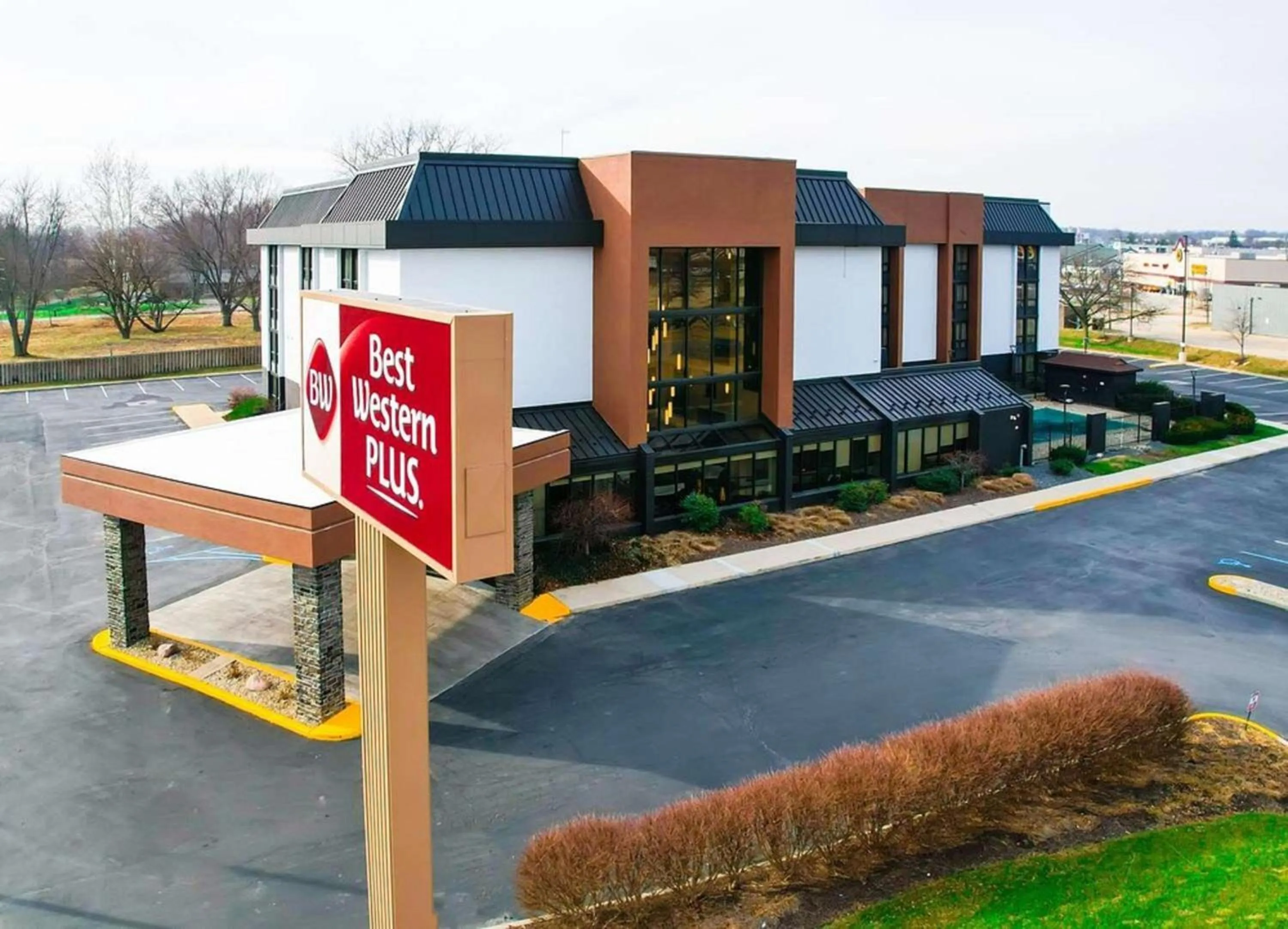Property building in Best Western Plus Indianapolis North at Pyramids