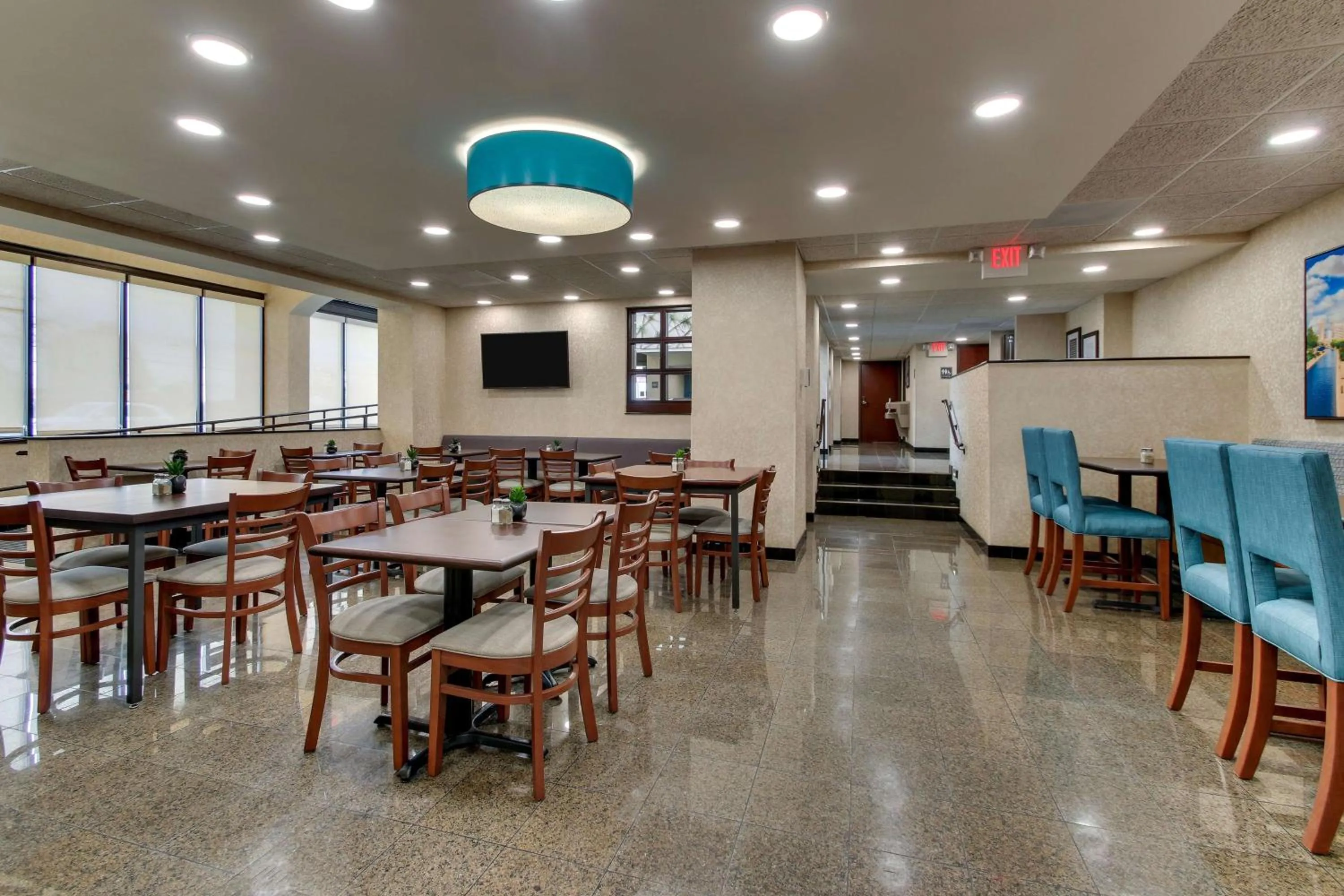 Restaurant/places to eat in Best Western Plus Indianapolis North at Pyramids