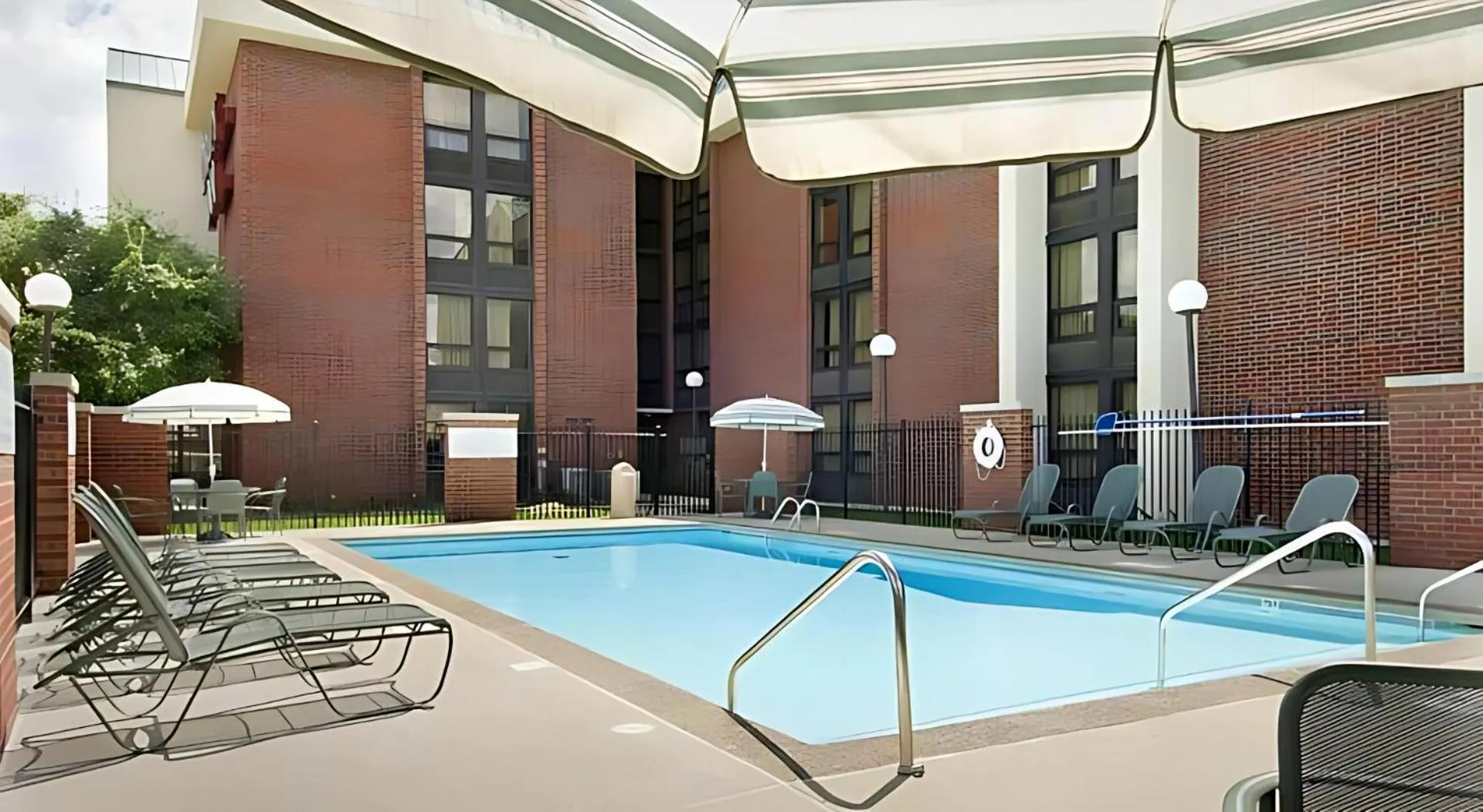 Swimming pool in Best Western Plus Indianapolis North at Pyramids