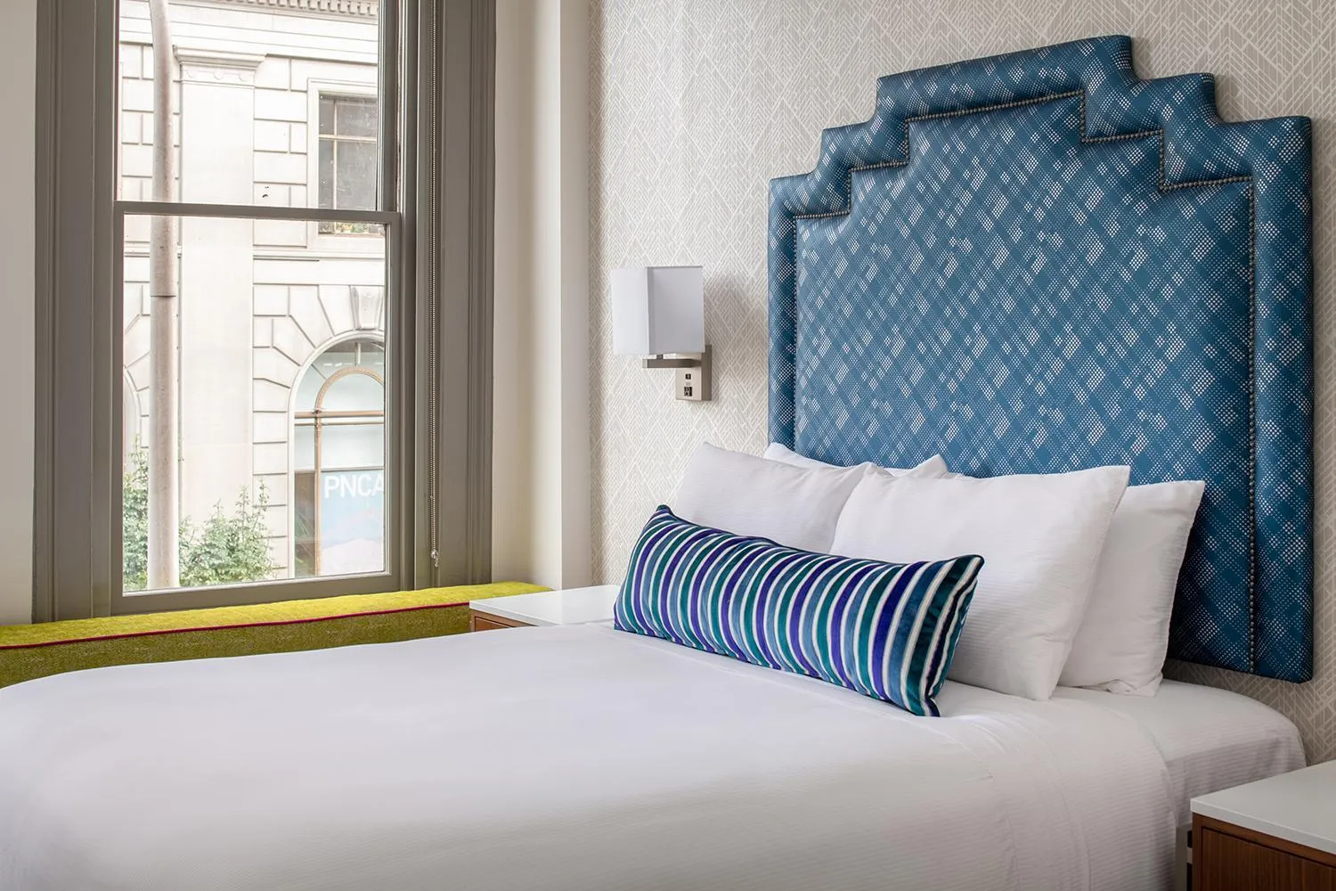 Bedroom, Bed in Harlow Hotel