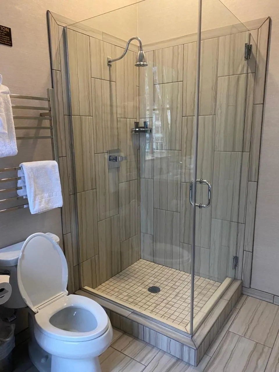 Shower in Harlow Hotel