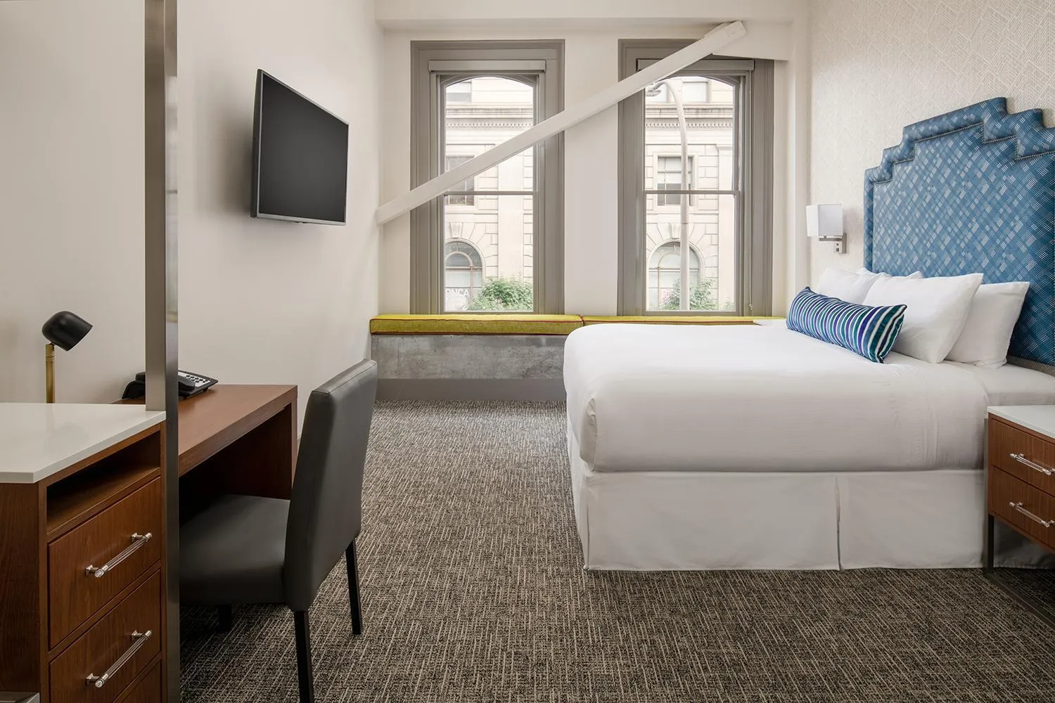 Bedroom, Bed in Harlow Hotel